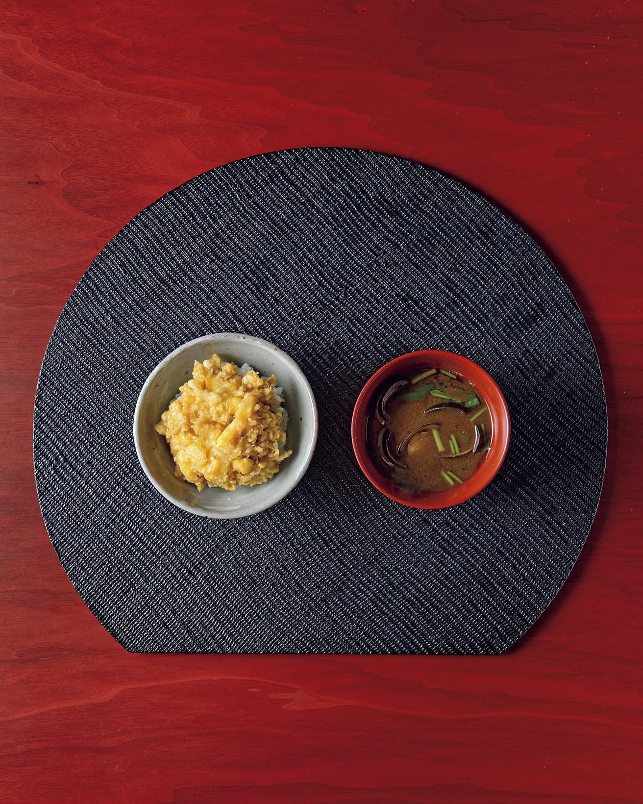 天丼。締めは天茶か天丼から選ぶことができる（写真の料理は17,600円の夜のコースの一例）。