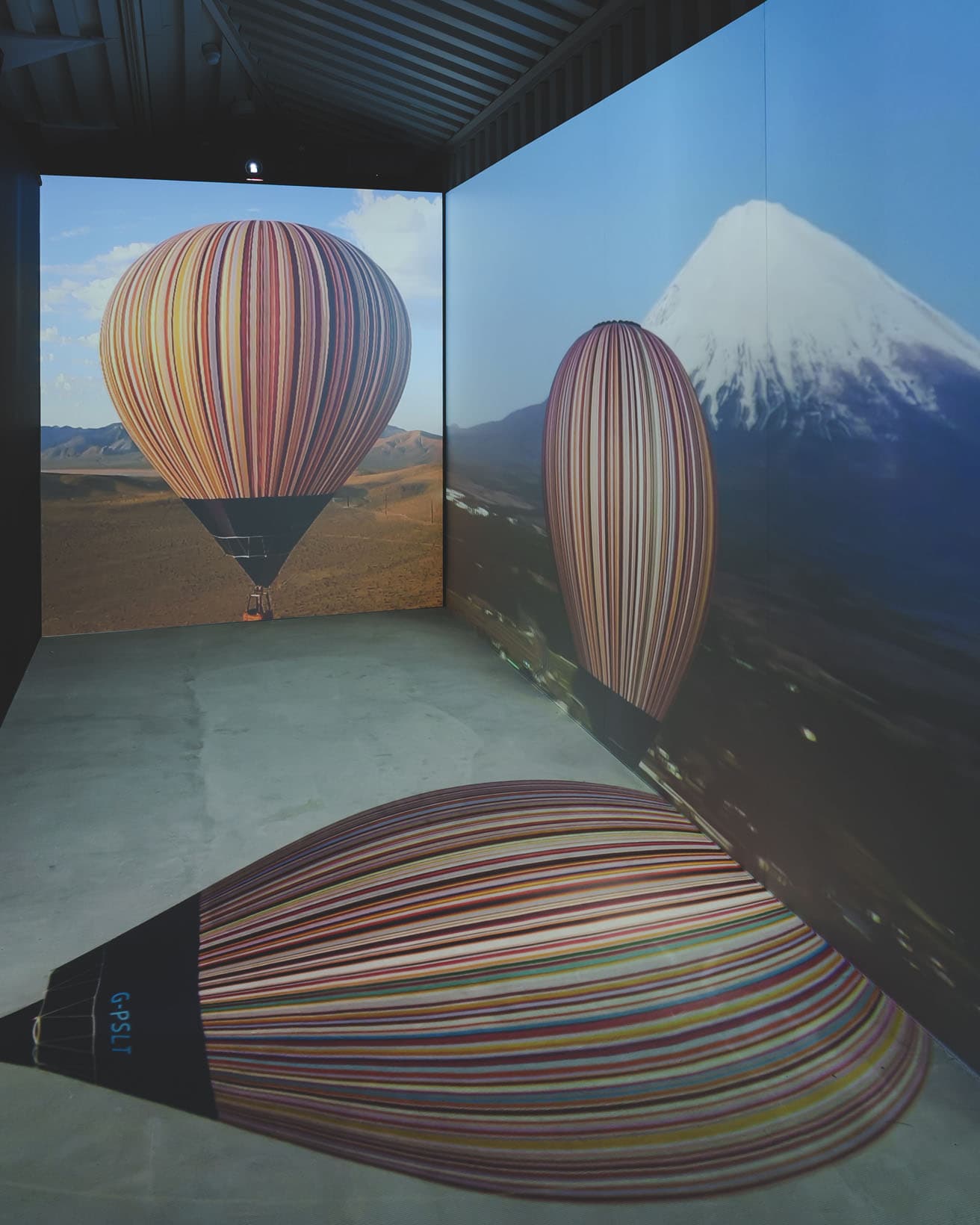 没入感たっぷりの映像インスタレーションでは、富士山をバックに浮かぶシグネチャーストライプの気球の映像が壁と床に投影される。
