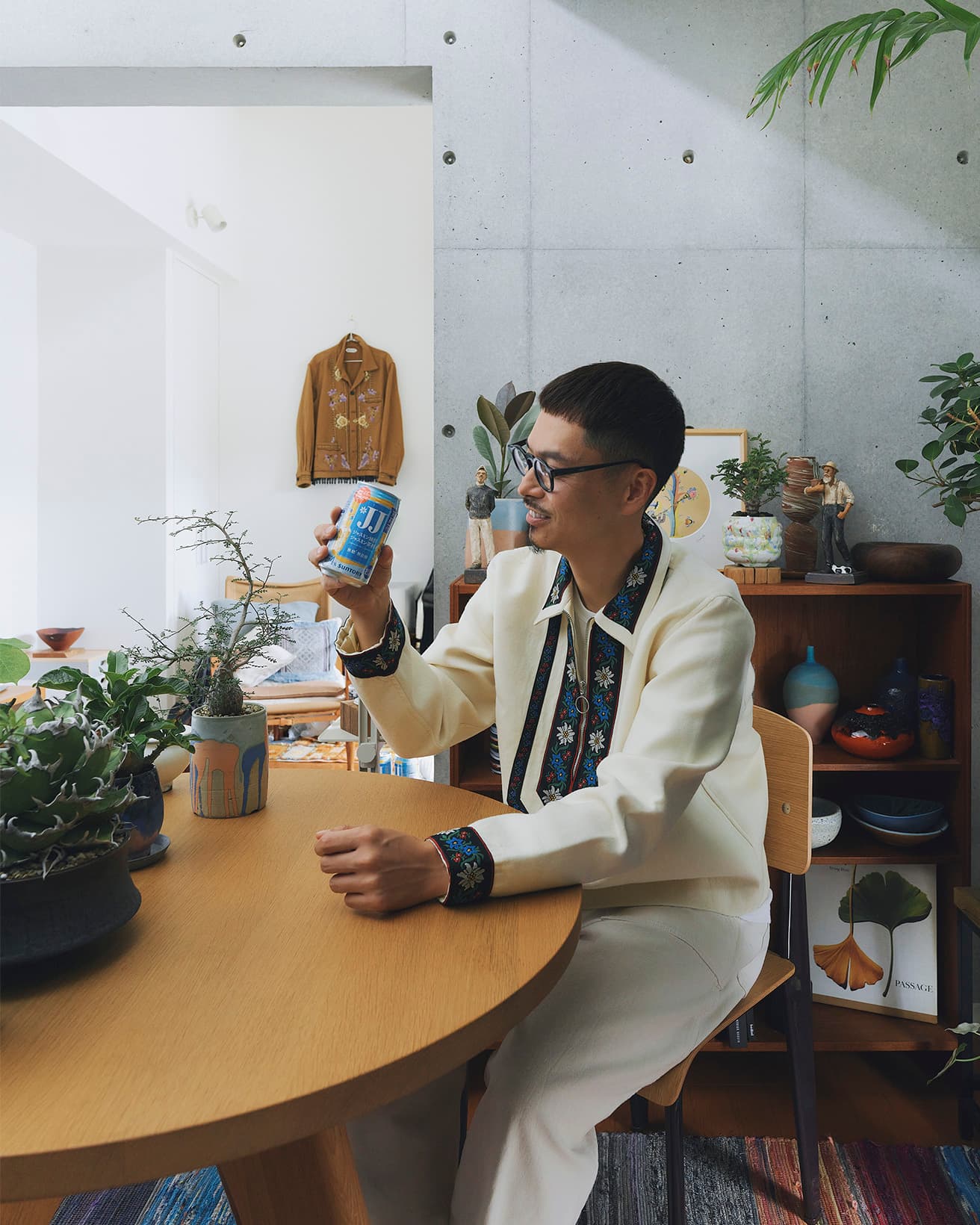 仲間が集まり、それぞれ持ち寄ったお気に入りの植物を見ながらお酒を飲むことも。手前は8年かけて育てているアガベ・チタノタ。