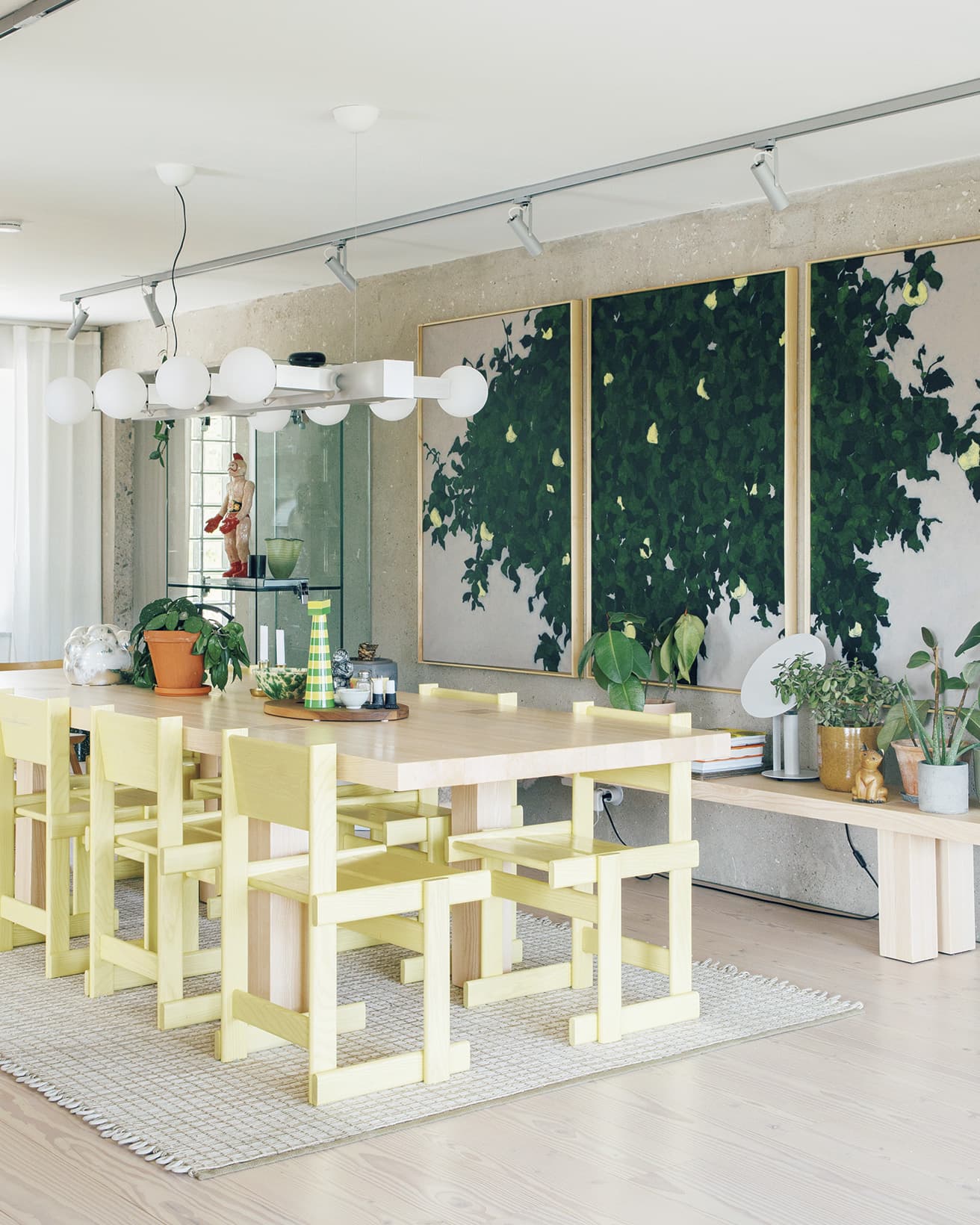 Area：Stockholm / Size：330平米 / Type：Terrace house　マックス・ラムのアッシュ材を用いたテーブルとベンチでダイニングを構成。黄色い椅子はマルコ・カンパルドによる《ブルノーズ》。