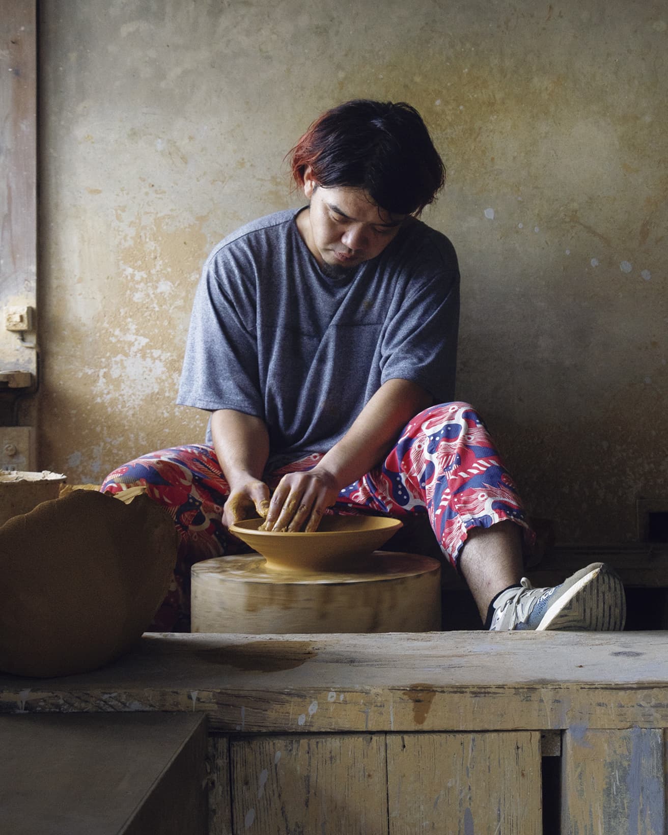 あっという間に形が立ち上がり、大胆さと繊細さを備えた手つきで皿を作りだす。足下はもちろん〈TOKYO DESIGN STUDIO New Balance〉のシューズ。