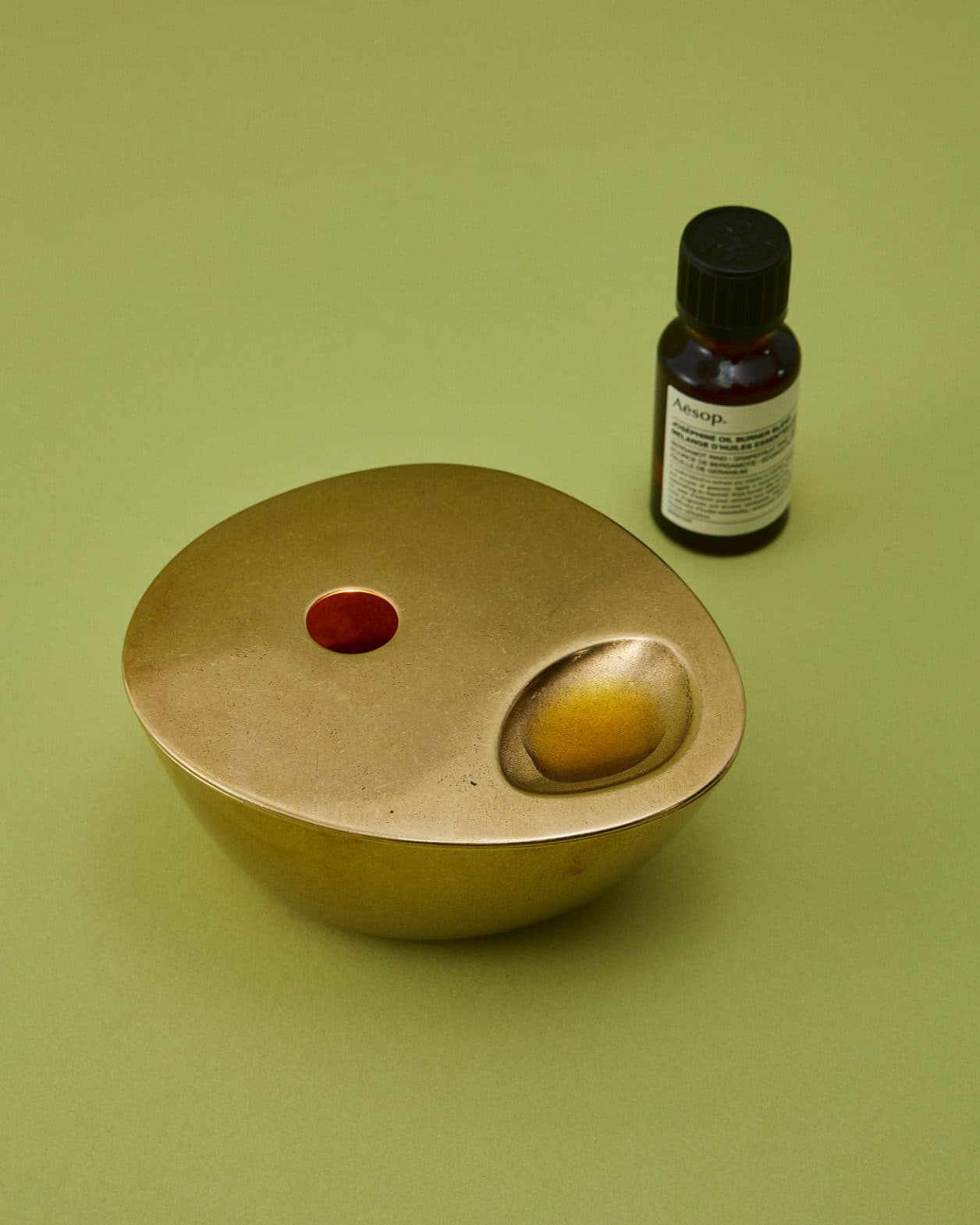 〈イソップ〉のオイルバーナーで広がる精油の香り。洗練されたデザインと香り。