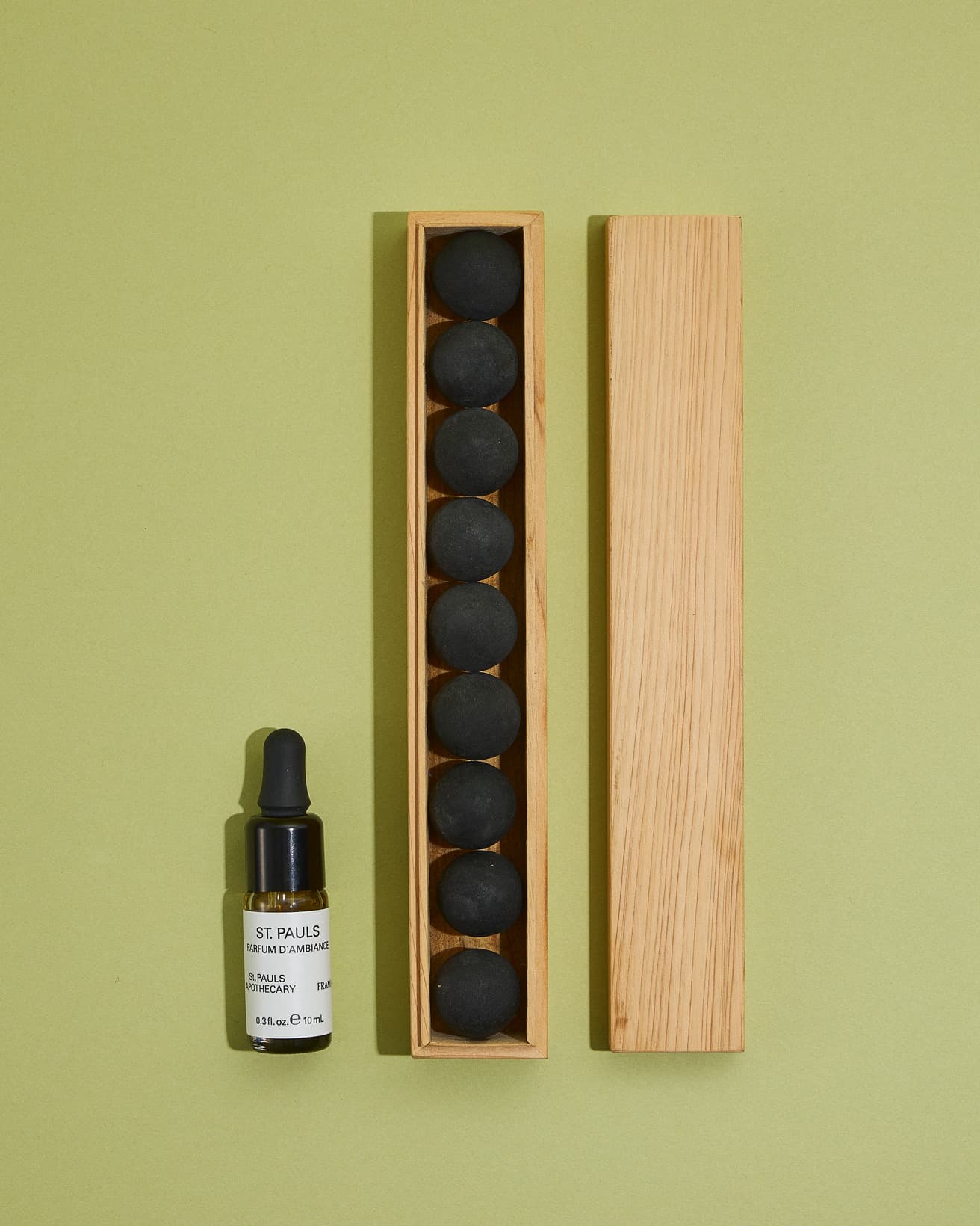 炭を土に混ぜた黒い球体にオイルを染み込ませて。《From Soil to Form | St. Pauls – Charcoal》28,600円 