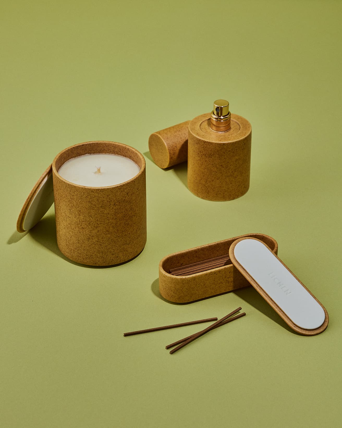 下から《LICHEN BASE INCENSE STICKS》40本入り 9,350円、《LICHEN BASE CANDLE》L 25,300円、《LICHEN BASE EAU DE PARFUM》75ml 37,400円。