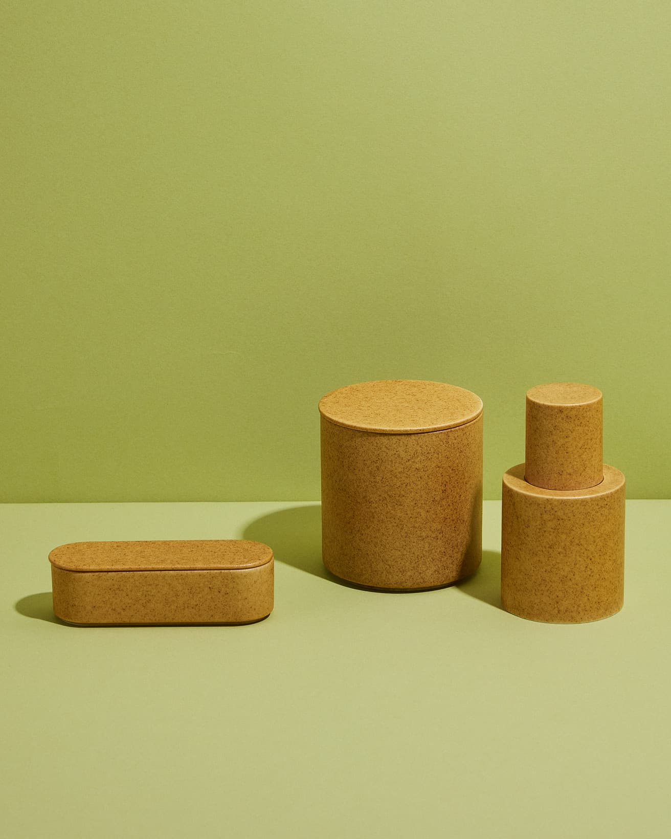 磁器は全て有田焼。蓋やキャップを開ける瞬間も楽しみに。