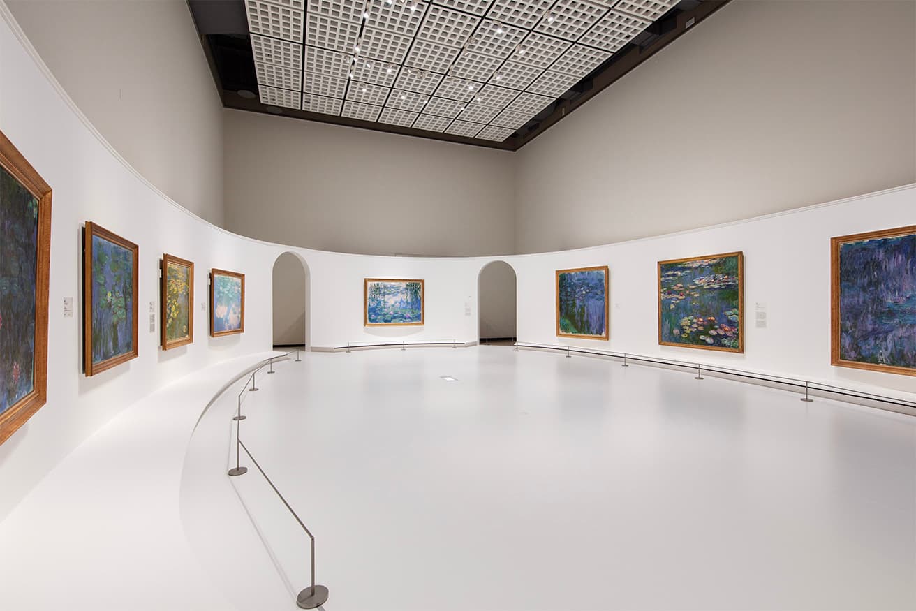 ハイライトとなる第3章「大装飾画への道」展示室。弧を描く壁面に睡蓮の大作が9点並ぶ。