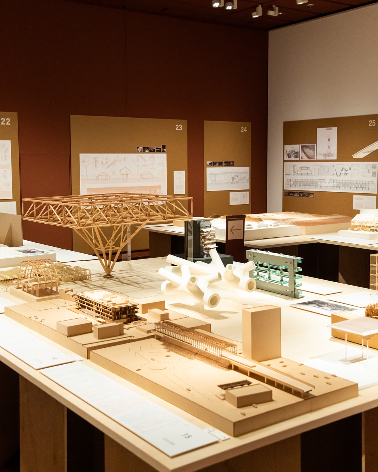 柱の構造の模型など、建築全体だけでなくディティールに寄った展示も。