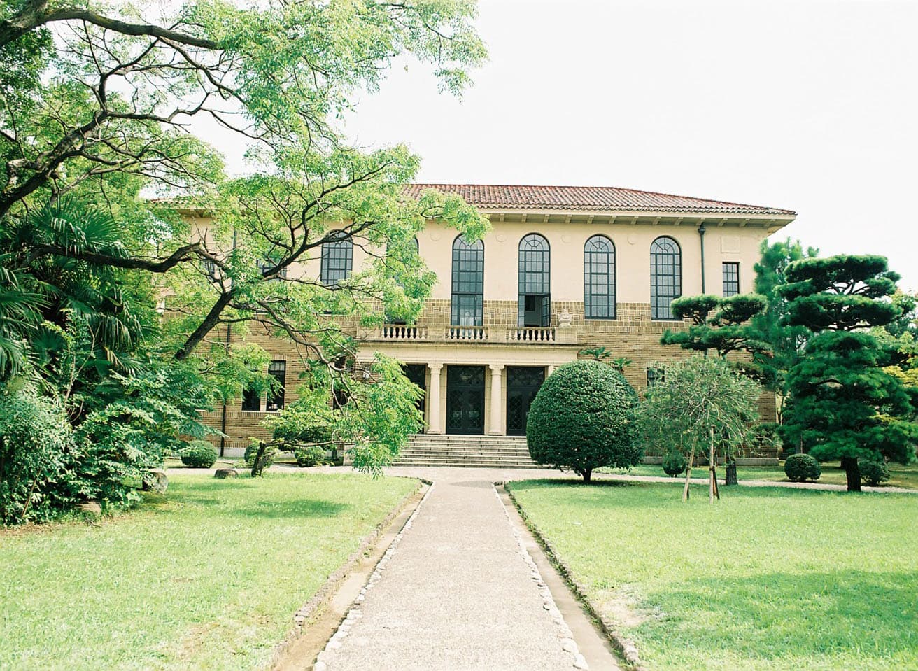 神戸女学院〈図書館〉。ほかに総務館、講堂及び礼拝堂、文学館、理学館、音楽館、体育館、葆光館、社交館、ケンウッド館、エッジウッド館、汽罐室、正門及び門衛舎が重要文化財に指定されている。