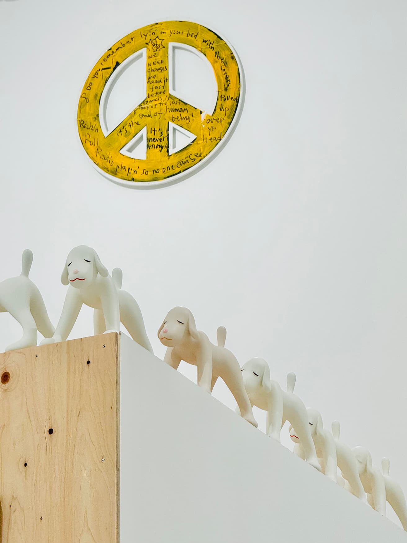 ■5倍望遠カメラ 120mm　展示室全体を使ったインスタレーション《平和の祭壇》の象徴的作品、《Peace Mark》（2004）。すぐ下には《My Drawing Room》（2004/2004）。