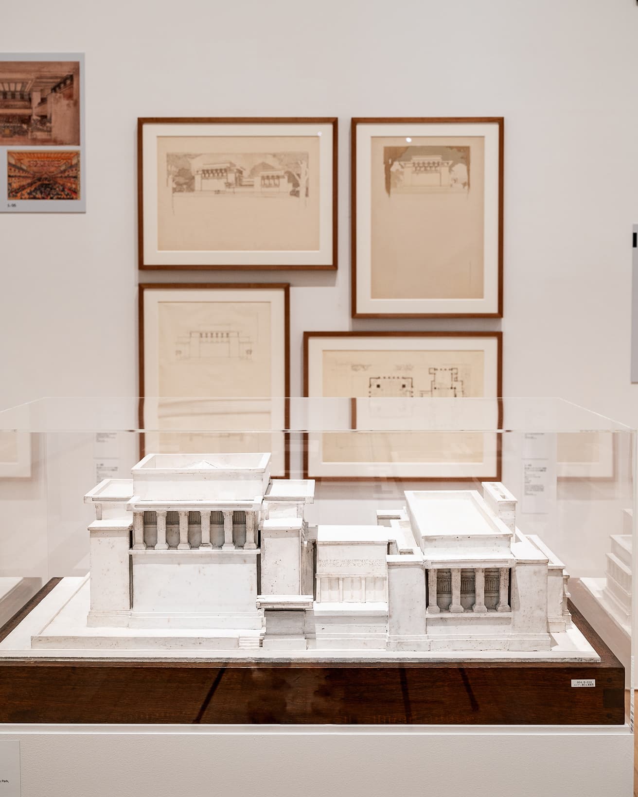 ライトがキャリア初期の1905年に、初めての本格的な公共建築として設計した〈ユニティ・テンプル〉の模型（1920年頃）。設計期間はライト訪日の直後で、両翼の空間をエントランス部分で結びつけるプランニングは、日本の神社の「権現造」に影響を受けたともされる。