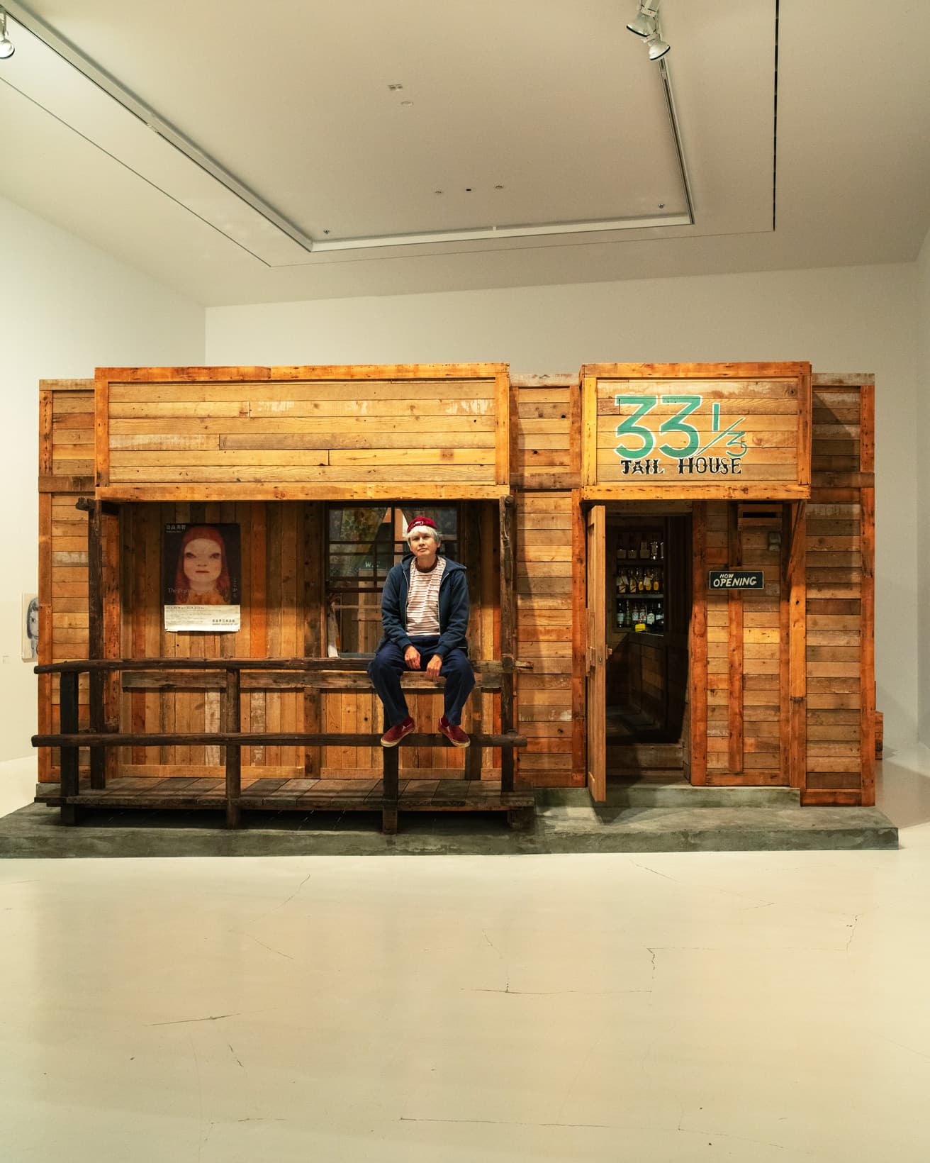 青森県立美術館『奈良美智：The Beginning Place ここから』展で再現されたロック喫茶「JAIL HOUSE 33 1/3」（2023年10月13日撮影／『Casa BRUTUS』2023年12月号より）。奈良財団蔵。