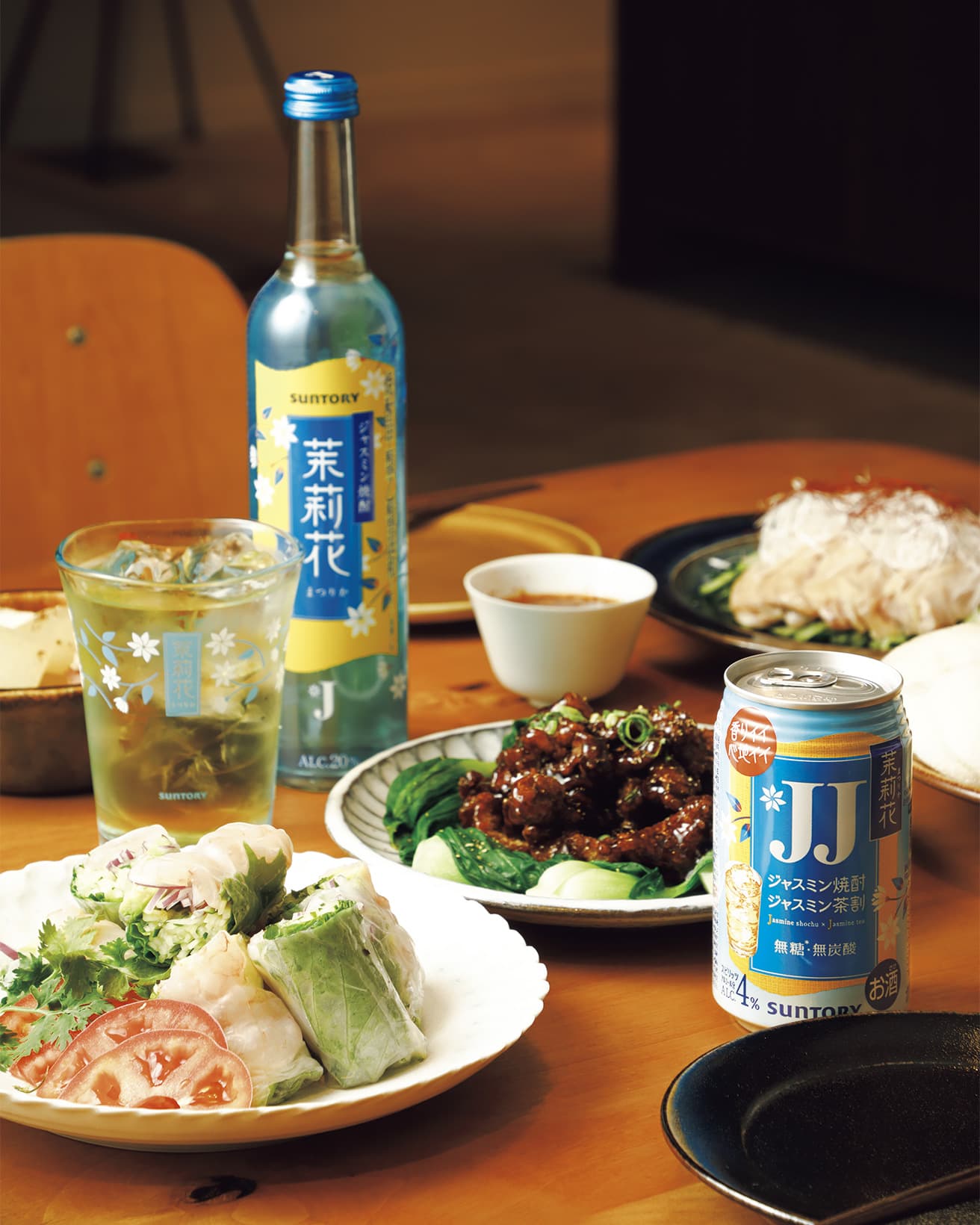 生春巻きや酢豚などお酒に合う料理を1階のカフェのシェフが用意。