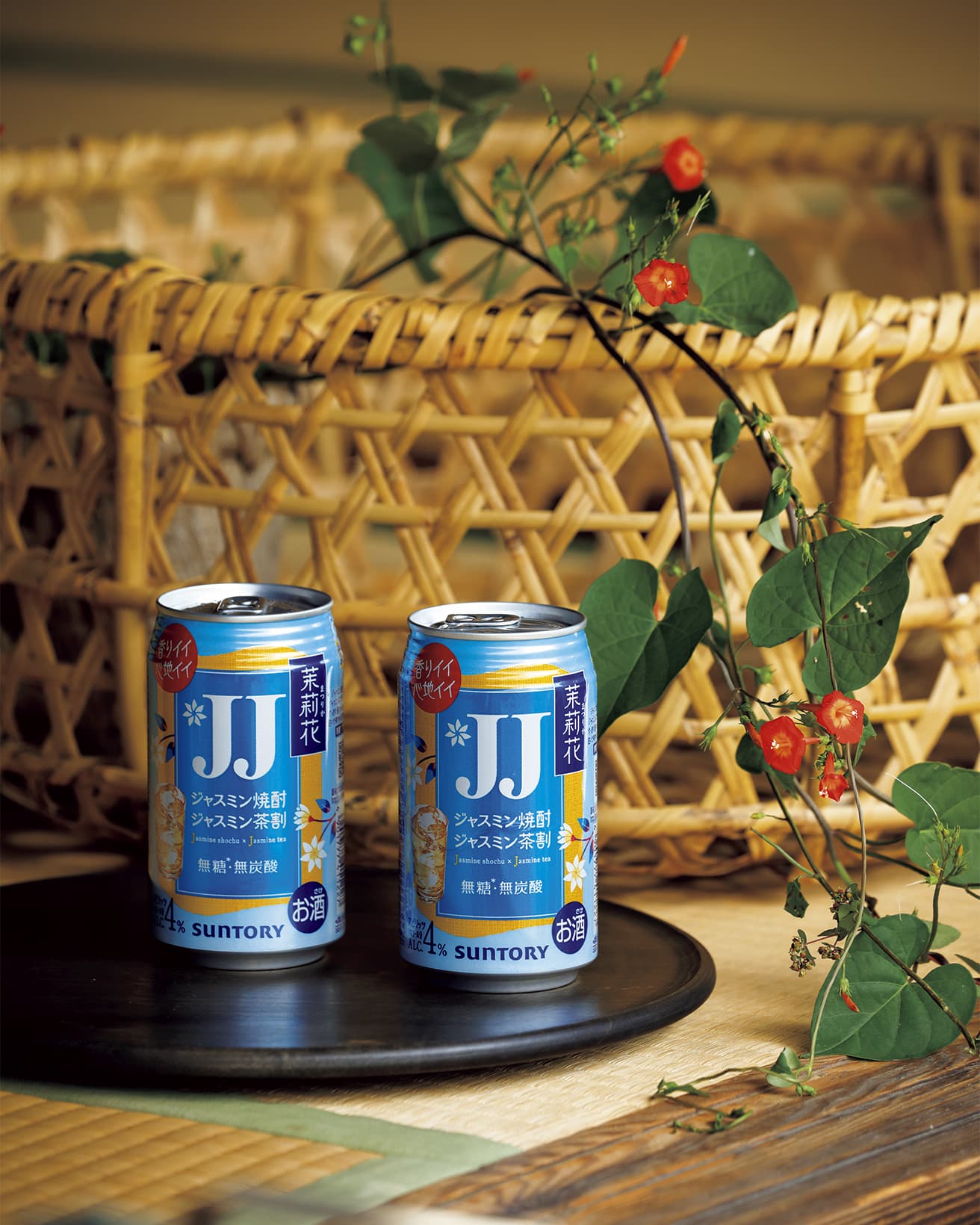 近所に自生している草花を家に取り込んで。ジャスミンの花が描かれた《JJ》の缶がなじむ。