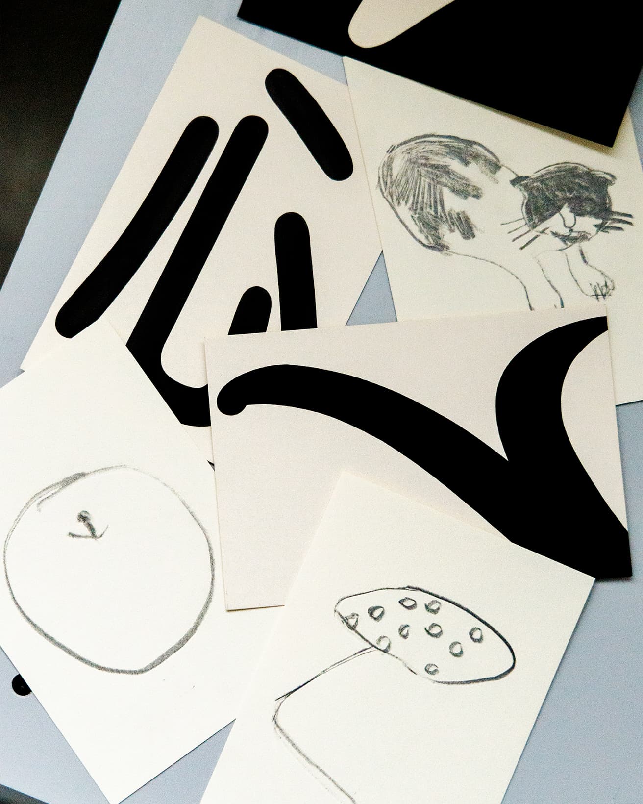 小玉良行は鉛筆、小林一毅はポスカを用いて制作。どちらもハガキサイズの作品を展示する。小玉の原画（フレーム付き）と小林の作品集『言葉が立ち上がるまえに』は購入可能。小玉良行原画 19,800円〜、小林一毅『言葉が立ち上がるまえに』6,600円。