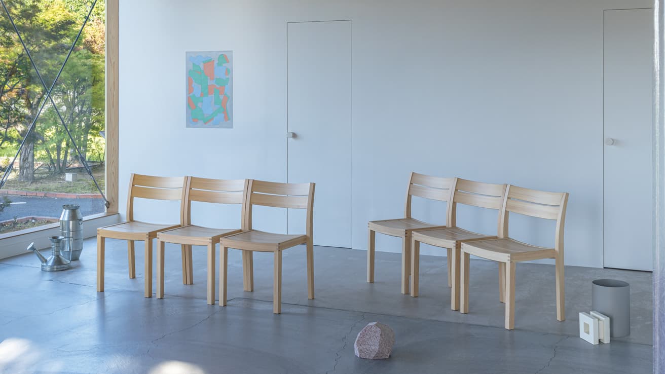 〈ataW〉の店内に〈MAS〉の椅子《WK Chair 01》をレイアウト。きっちり並べやすく、軽いので移動しやすく、４脚までのスタッキングが可能で、様々な場所に対応する。左から、メキシコ在住のファビアン・カッペッロのジョウロ《Regadera 2》16,280円、花器《Florelo 4》19,800円。西本良太のオブジェ《軽石１》44,000円、〈TILE KIOSK〉の《四角穴ブロック》3,520円、〈サイトーウッド〉の限定カラーのゴミ箱7,700円。