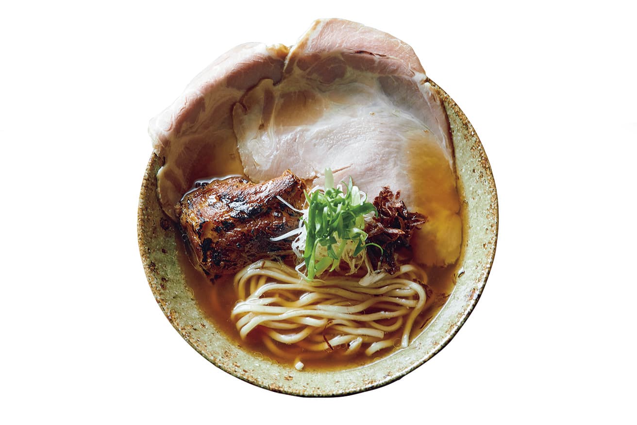 国産小麦2種類に全粒粉を加えた新店舗限定のオリジナル生麺を楽しめる「EIBUNそば 黒醤油」1,200円。photo_Nanako Ito