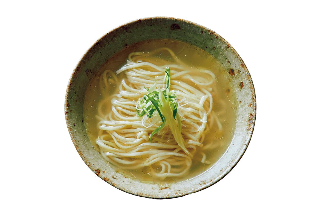 「かけ沖縄そば」730円。陶芸家、宮城正幸（宮城陶器）によるそばマカイ（どんぶり）で提供。photo_Nanako Ito