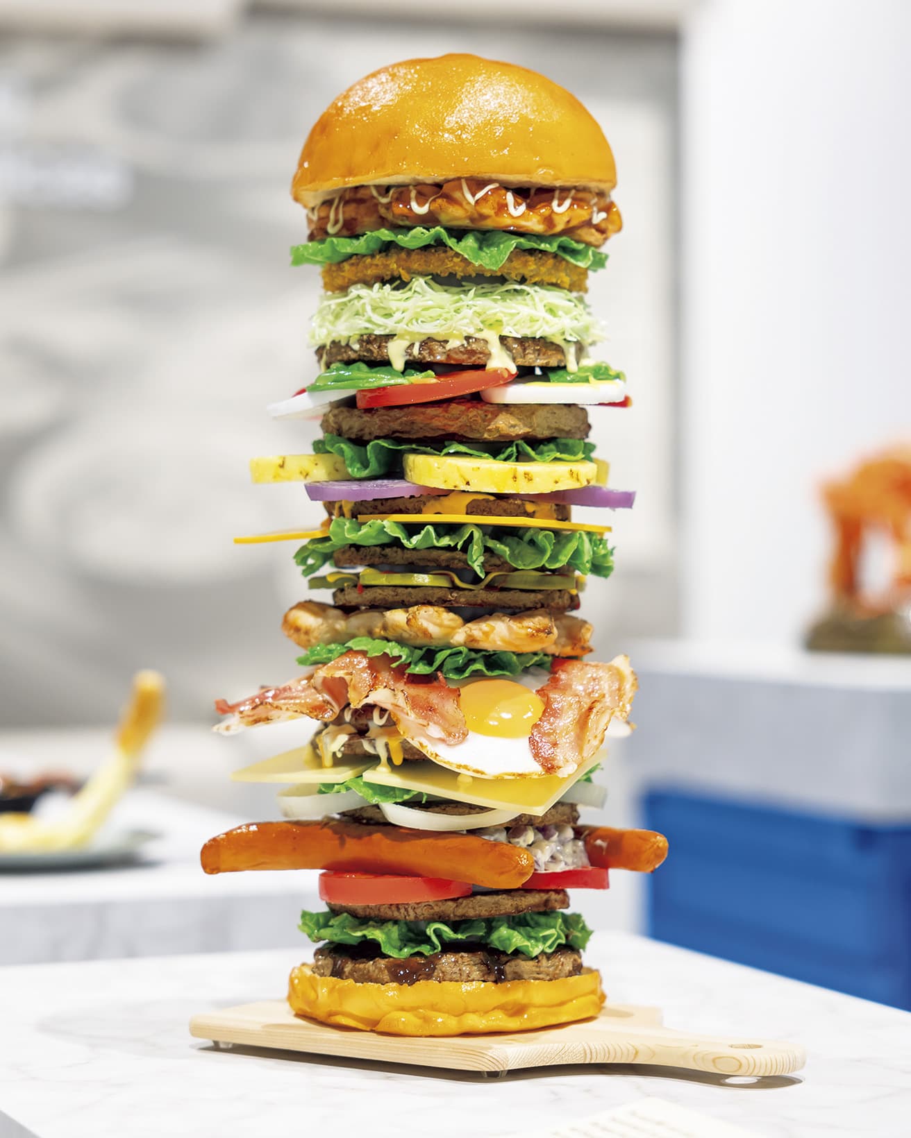 《耐震構造バーガー 絶対推すなよ！（優しく押してね）》食品サンプルを製作する〈イワサキ・ビーアイ〉が2023年に開催した製作コンクールのグランプリ作品。