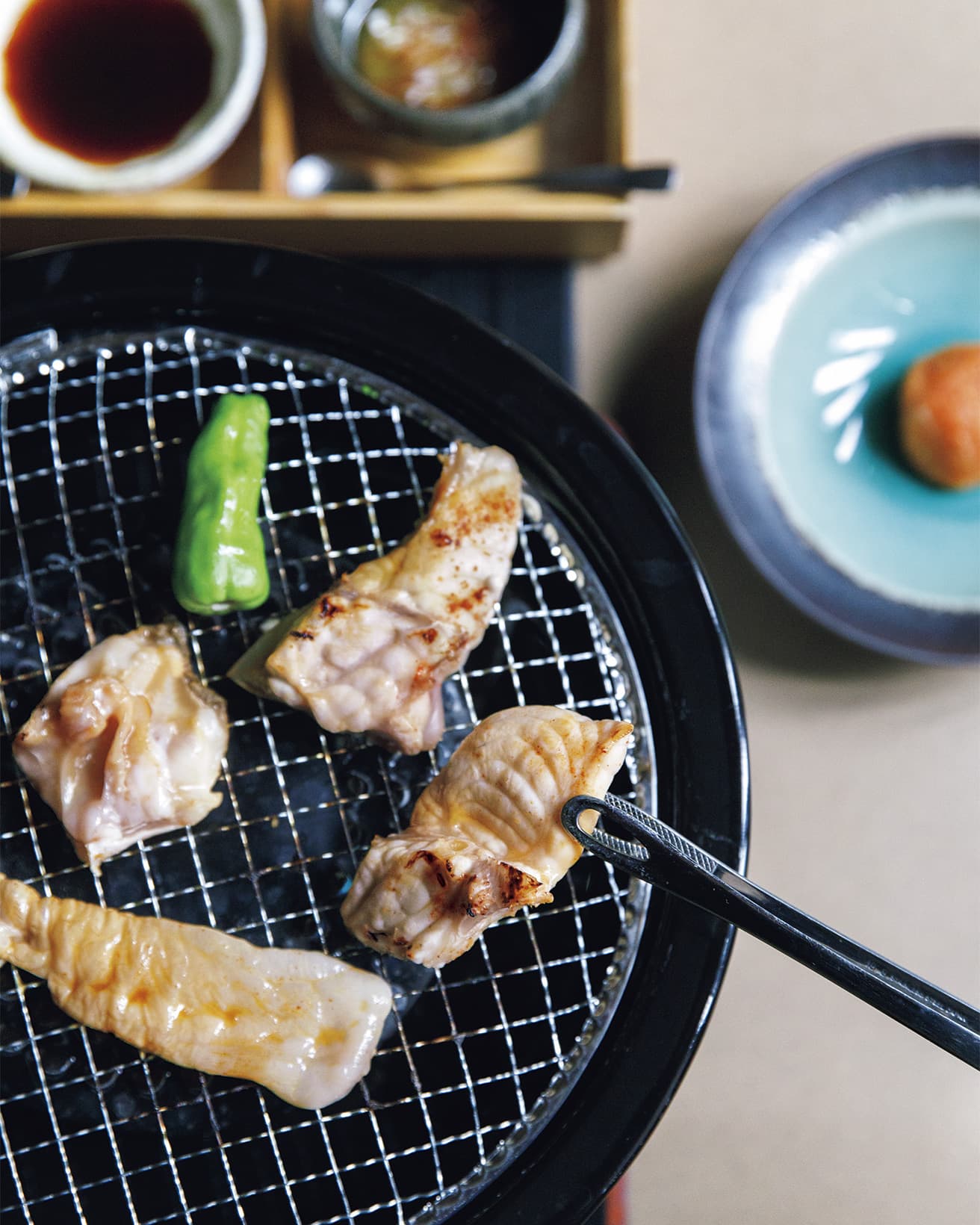 焼きふぐ（12,000円のコースの一例）。韓国の青唐辛子や自家製ポン酢などの薬味をお好みで。