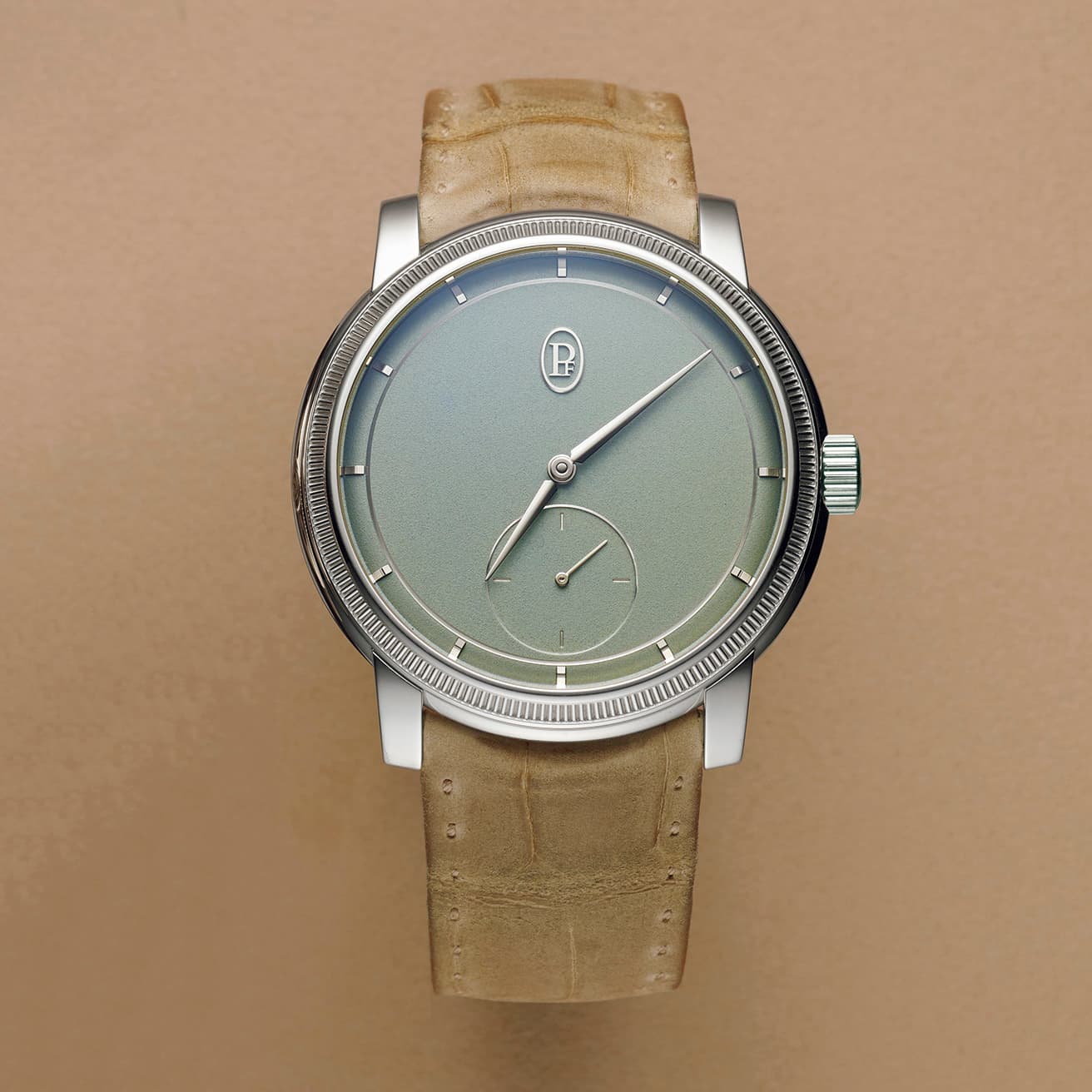 TORIC Petite Seconde　《トリック》の新作は、パステル調の配色が落ち着いた高級感を与える。《トリック プティ・セコンド》ムーブメントPF780、ケース：プラチナ950、径40.6mm、厚さ8.8mm。ダイヤル：ハンドグレイン仕上げ、インデックス：アプライド18Kゴールド、ブレスレット：アリゲーター、手巻き。8,206,000円（パルミジャーニ・フルリエ）。
