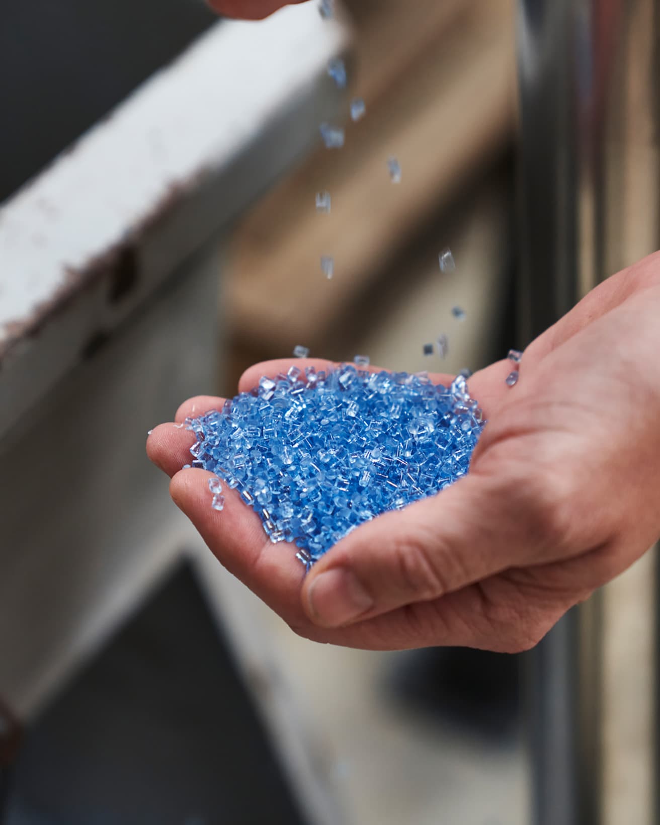 従来の海洋プラスチック繊維はバージンポリエステルのような他の原料も配合しなければならなかったが、《Sport》は100%オーシャンバウンドプラスチックでポリエステル繊維の原料チップを作っている。photo_#tide ocean material