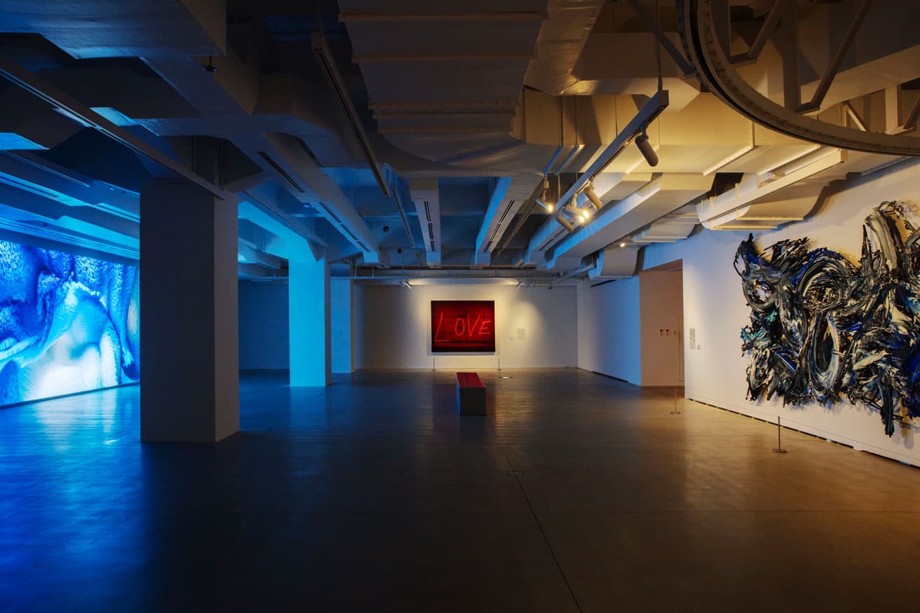 〈アーツ前橋〉での展示風景。左から、レフィーク・アナドール、横山奈美、山口歴の作品。