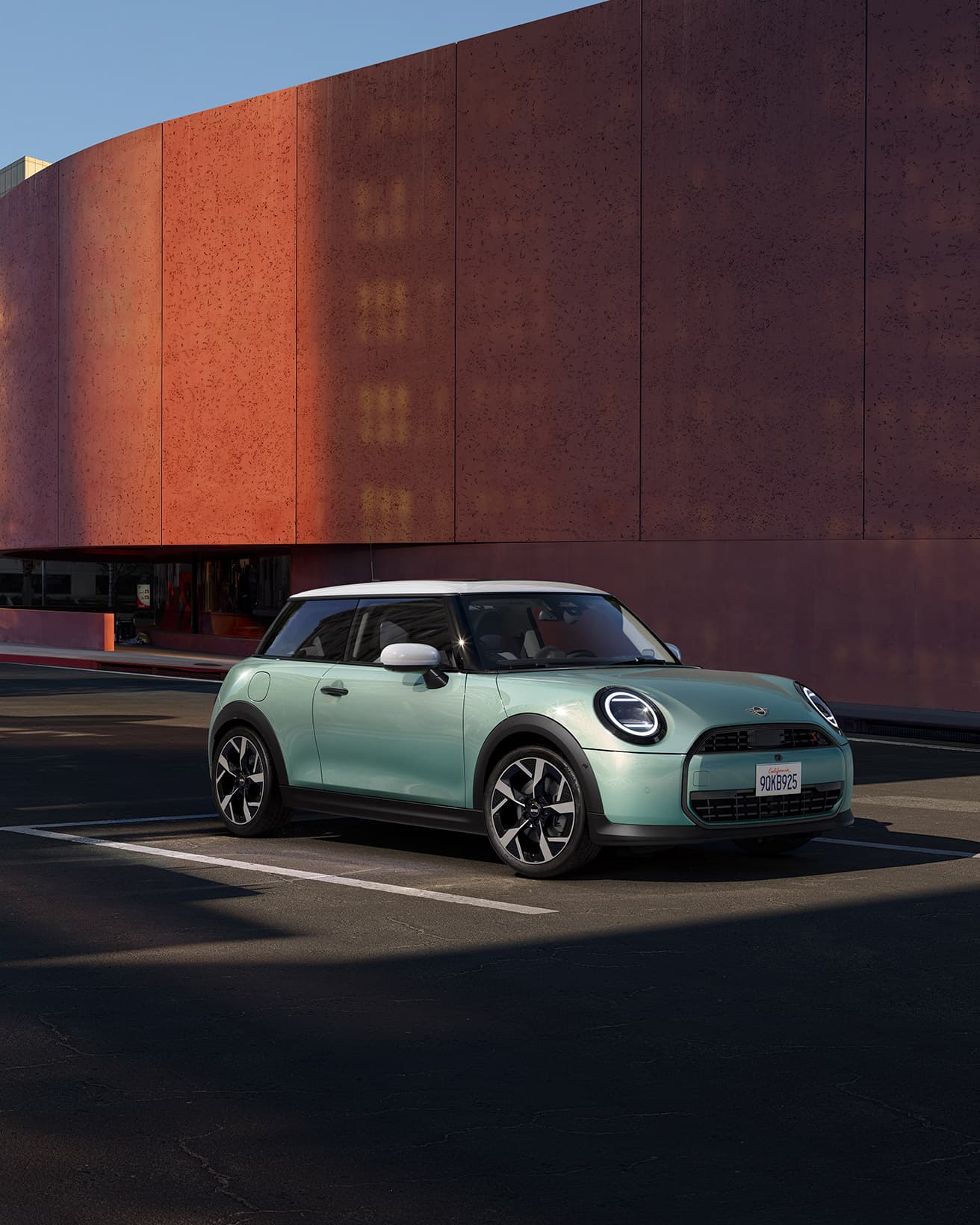 約10年ぶりのフルモデルチェンジとなった《MINI Cooper》。