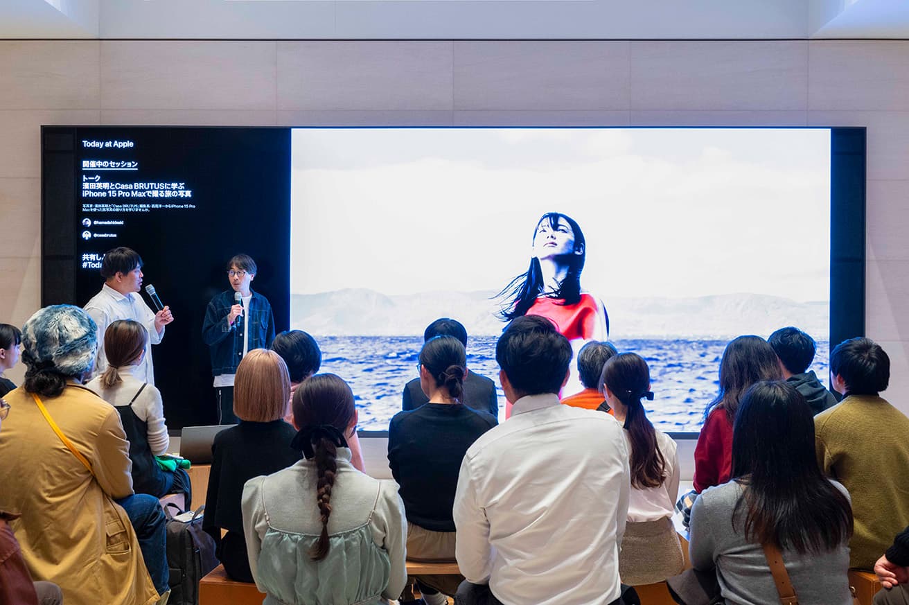 2023年11月、〈Apple丸の内〉で行われたトークイベントの様子。ディスプレイ前、左から濱田英明、編集長・西尾洋一。photo_Keiko Nakajima