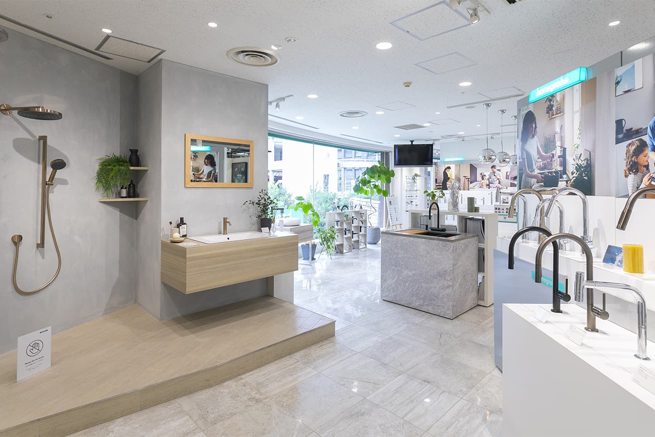 〈Hansgrohe〉ブランドの製品200点以上が並ぶ空間。
