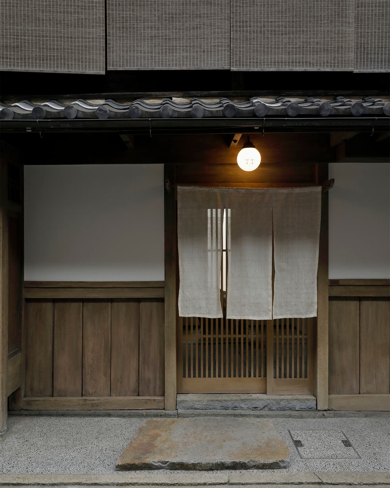 築約100年の数寄屋造りの町家を総改築し、「日本の美」を再解釈した総合芸術空間として開業した〈T.T〉。