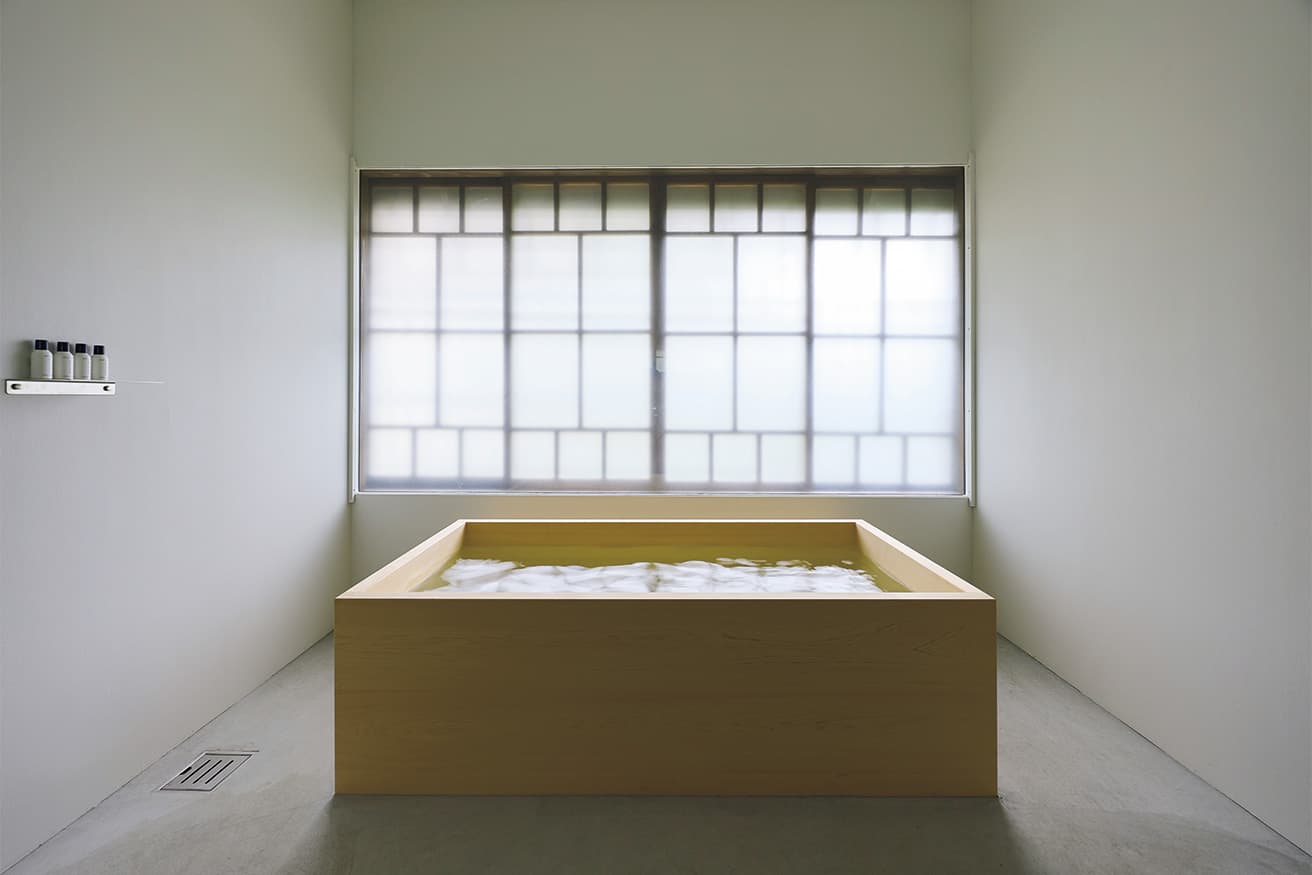 木曽の檜を使用した浴室。