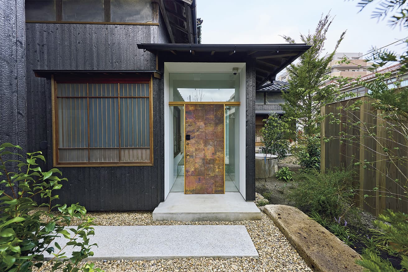 母屋の屋根に使われていた銅板を再利用した玄関。