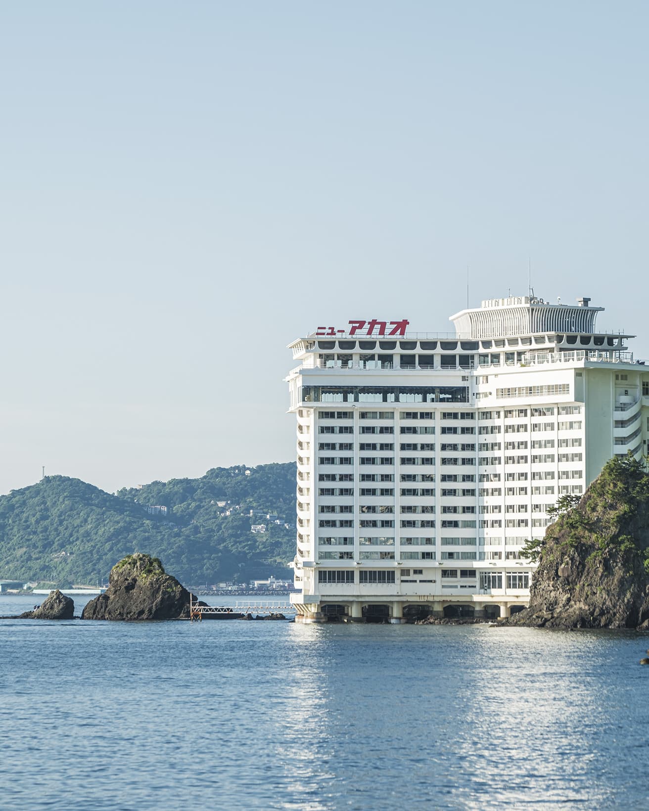 静岡｜熱海〈ホテル ニューアカオ〉　1973年開業。設計：稲葉長司設計事務所。土産物店、赤尾百貨店、赤尾旅館や赤尾ホテルも開いた創業者が、景勝地・錦ヶ浦にリゾートホテルを作ろうと一念発起。霞が関ビルディングを手がけたチームに設計を依頼し、数万本のピアノ線を基礎岩盤に固定する工法を用いて建設が行われた。