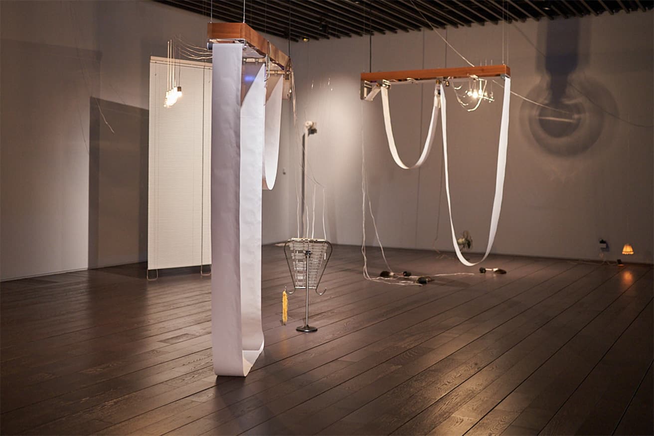 毛利悠子《I/O》（2011年〜）。毛利はマティスの素描に流動的な形やひだに対する彼の関心を読み取り、自作のロールペーパーのひだへとつなげた。　写真：kugeyasuhide