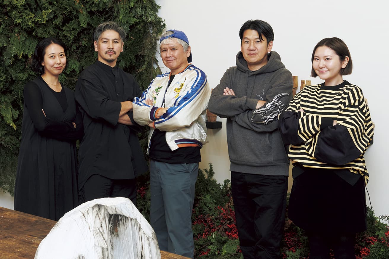 左からsumire、BOTAN、渡辺作品を持つ奈良、国松、斉藤。取材の間じゅう和気あいあい！　コミュニティの親密さが見てとれた。