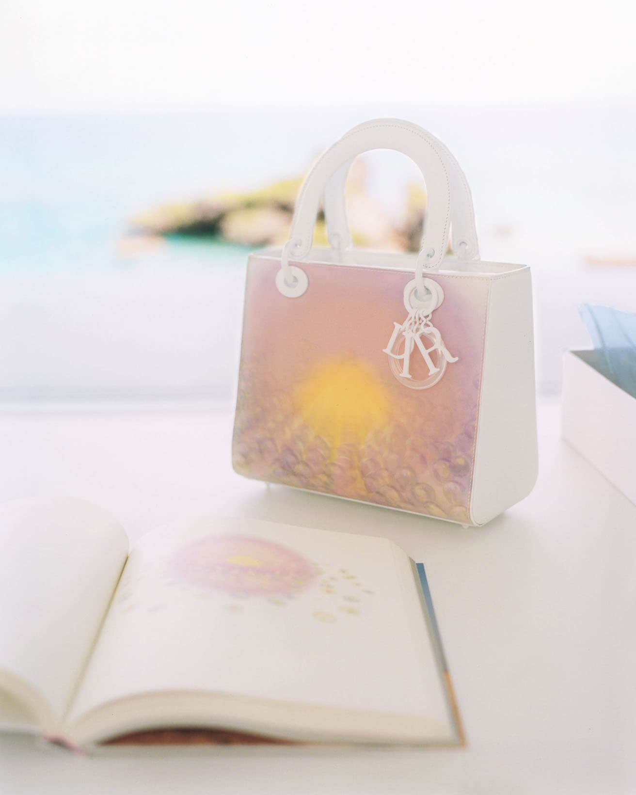 《ドリーム・テンプル》のワンシーンをレンチキュラーで表現したバッグ（H20×W24×D12cm）。1,300,000円。
