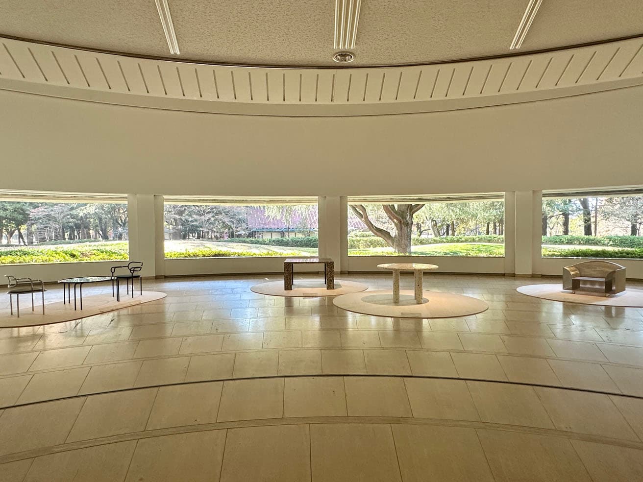 〈世田谷美術館〉、庭が見える扇型の展示室に配された倉俣の家具。