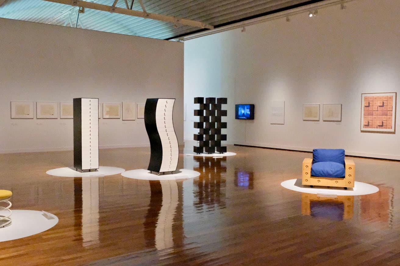 『倉俣史朗のデザインー記憶のなかの小宇宙』展示風景。両端の2つは「引出しの家具」シリーズ、左から2つ目は「変形の家具」、その隣は「市松の引出し家具」。