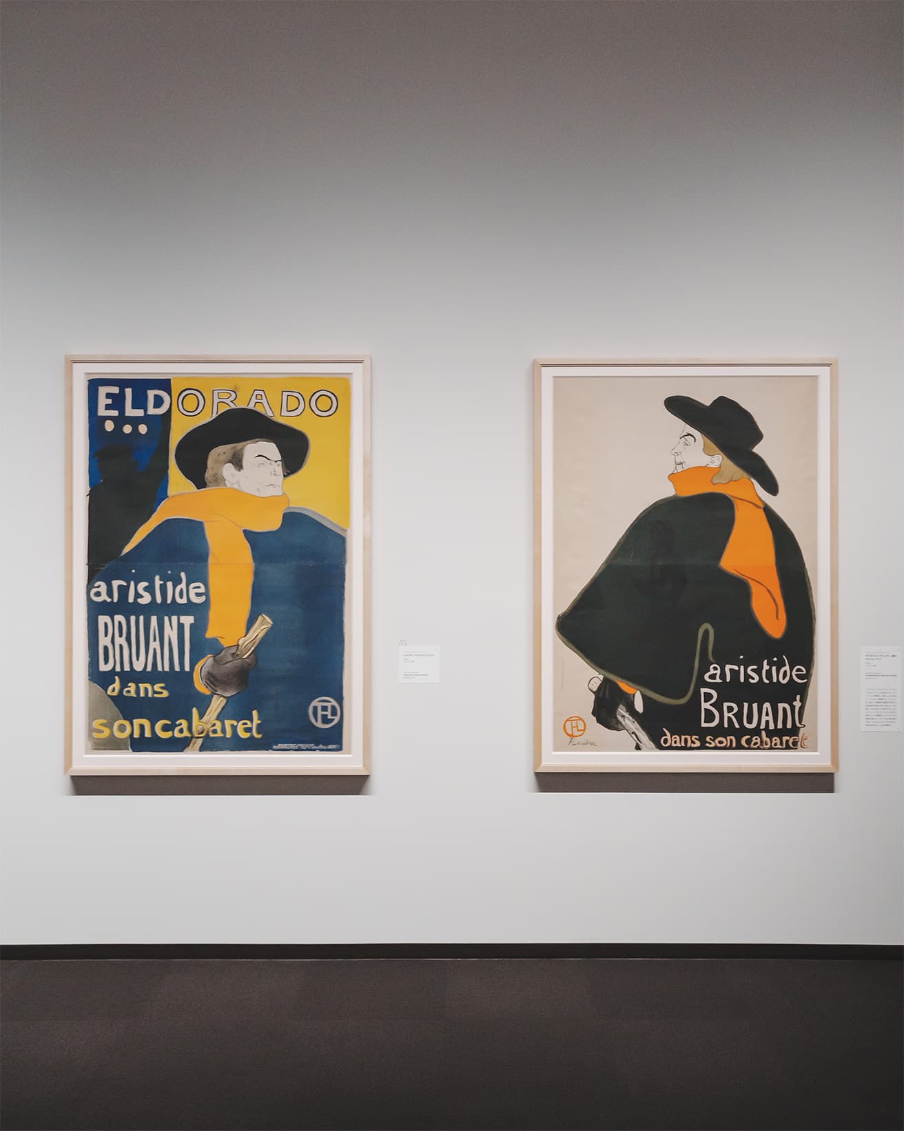 〈三菱一号館美術館〉「再開館記念『不在』トゥールーズ＝ロートレックとソフィ・カル」展からトゥールーズ＝ロートレック《エルドラド、アリスティド・ブリュアン》（1892年・左）と《アリスティド・ブリュアン、彼のキャバレーにて》（1893年・右）。
