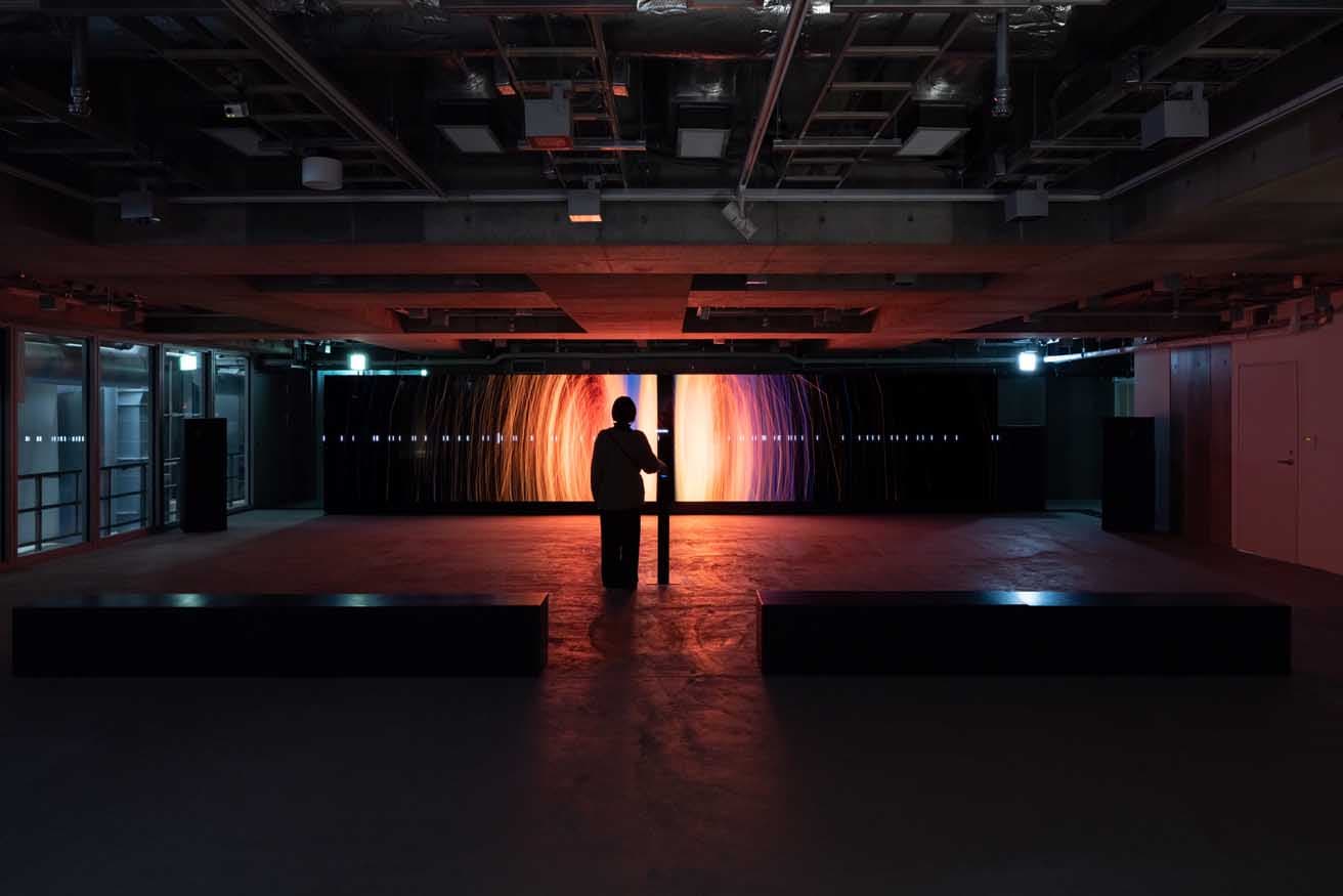 坂本龍一＋真鍋大度《Sensing Streams 2024 - invisible inaudible (GINZA version)》。中央のコントローラーでアルゴリズムや周波数を切り替えると、その度に異なるグラフィックと音が現れる。