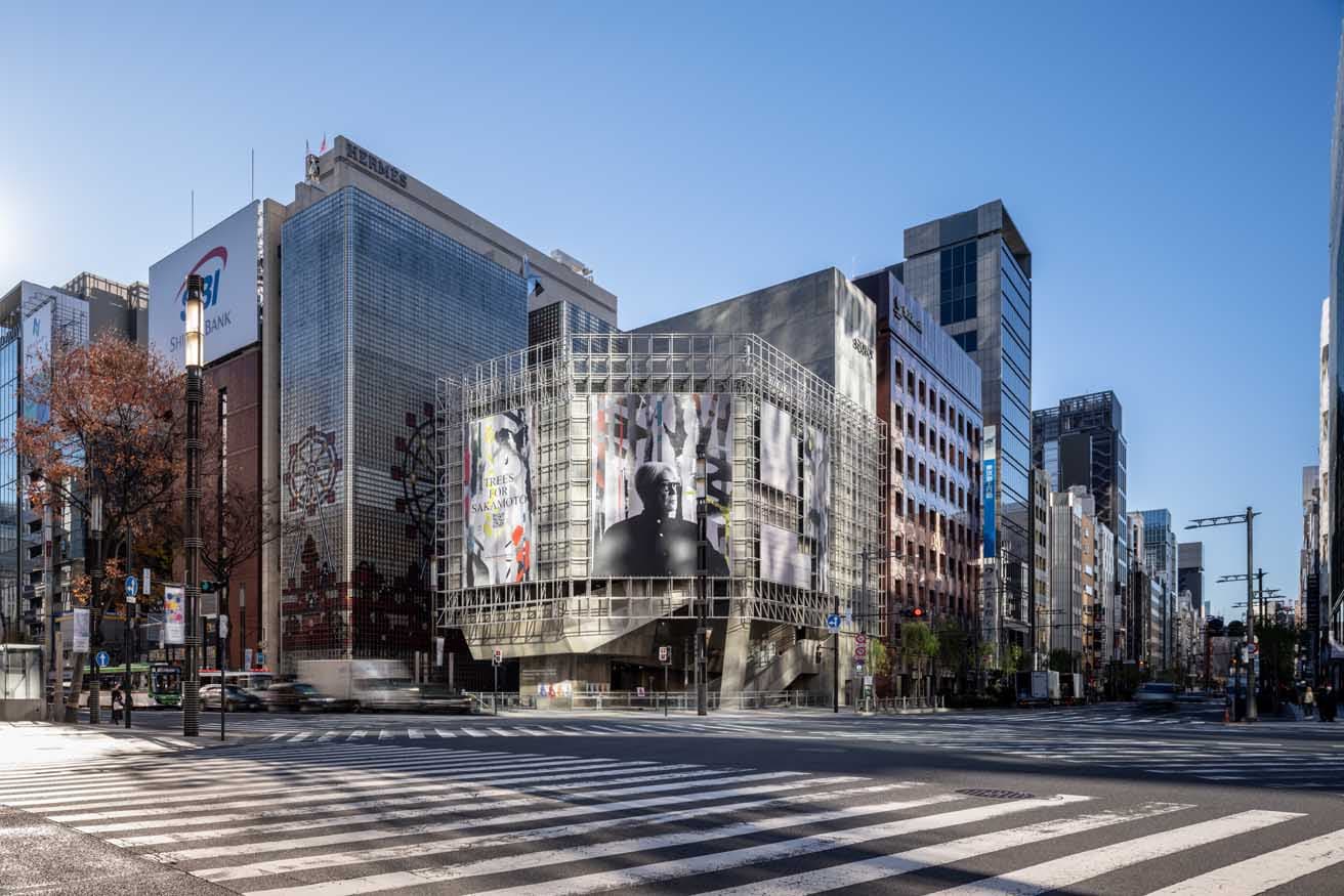 『sakamotocommon GINZA』が開催されている間、〈Ginza Sony Park〉外壁には植樹のためのドネーションプラットフォーム「TREES FOR SAKAMOTO」のステートメントやQRコードが出現する。森を愛した坂本の意志を継ぐものだ。坂本龍一のポートレイトとともに「人類は森とともにありました。」という言葉から始まる、坂本のメッセージが掲載されている。