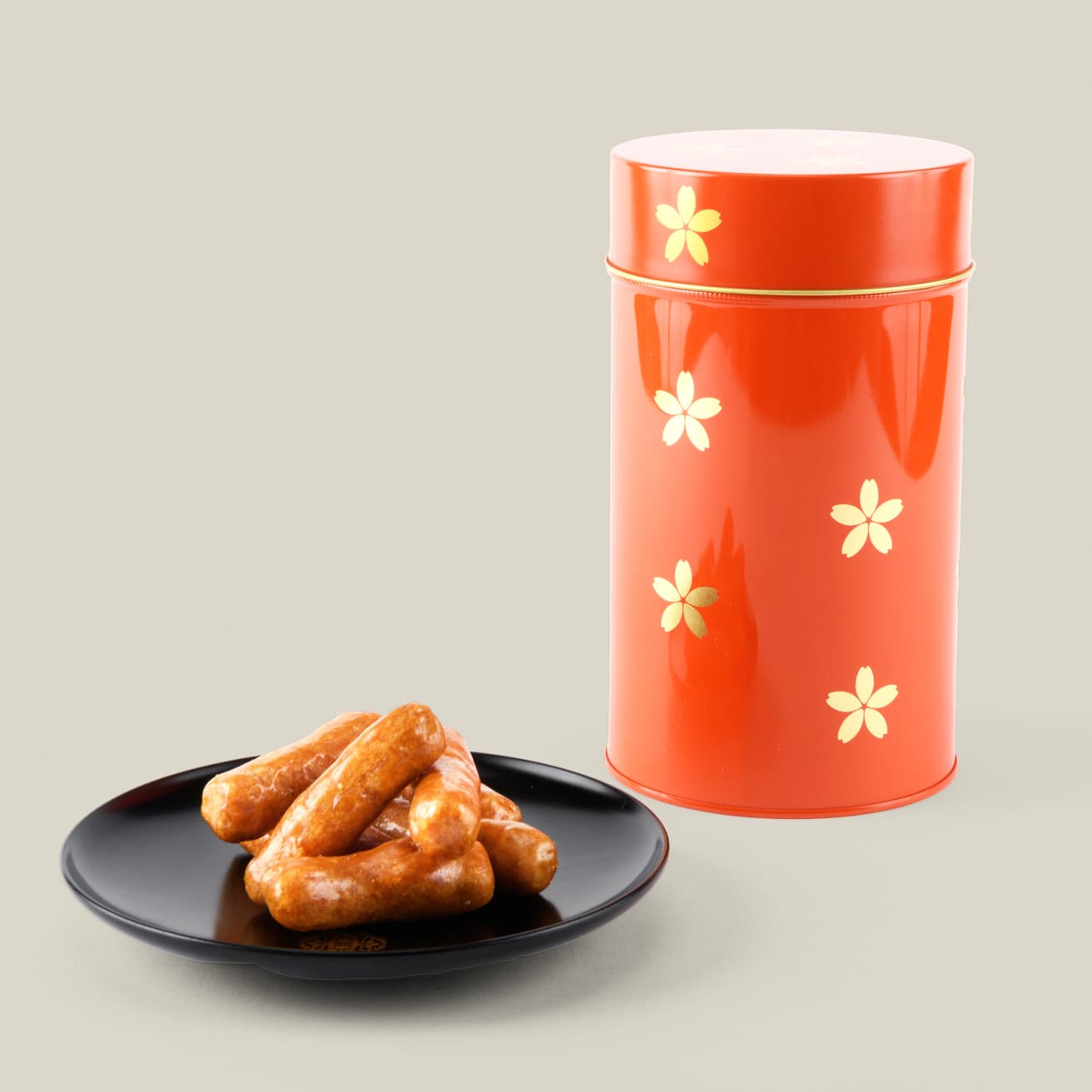 朱色缶の《かりんとう》。〈ゆしま花月〉の代名詞であり、“間違いない”おいしさ。90g×2袋入 2,322円。賞味期限：製造日より2ヶ月。