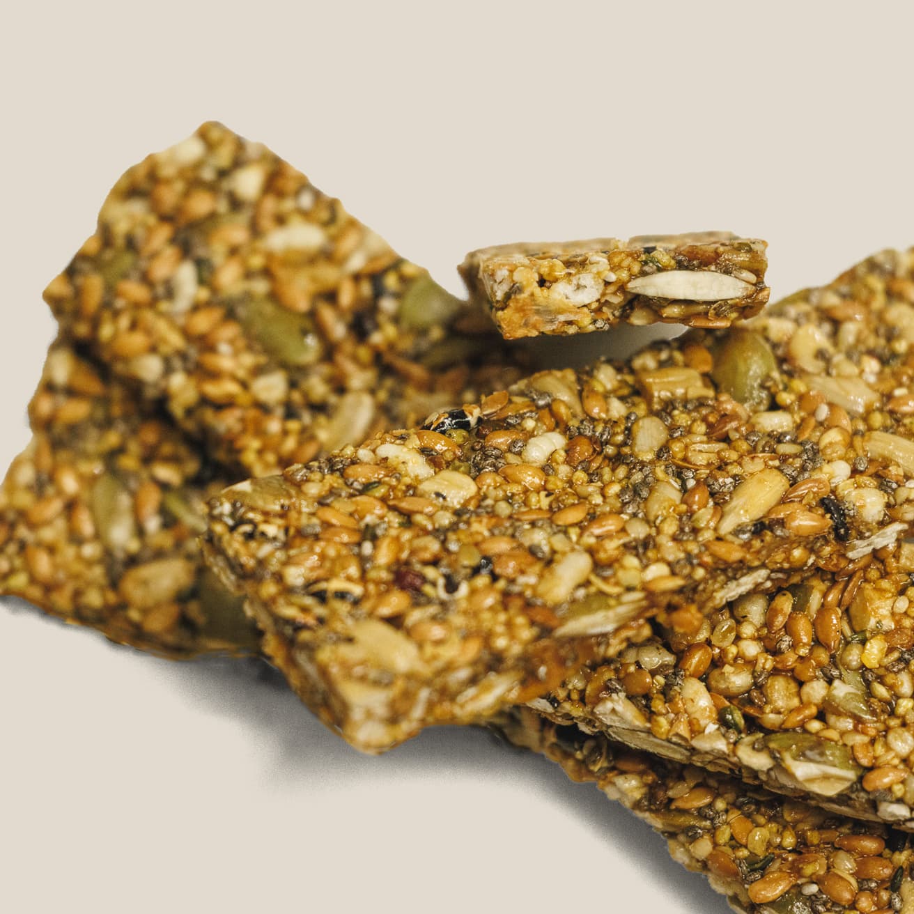 生地には穀物や種たちがギッシリ。ザクザク、プチプチと心地よい食感の共演！●〈LE BISCUIT ALAIN DUCASSE〉東京都中央区日本橋本町1-1-1 TEL 03 5614 5313。11時～20時。不定休。