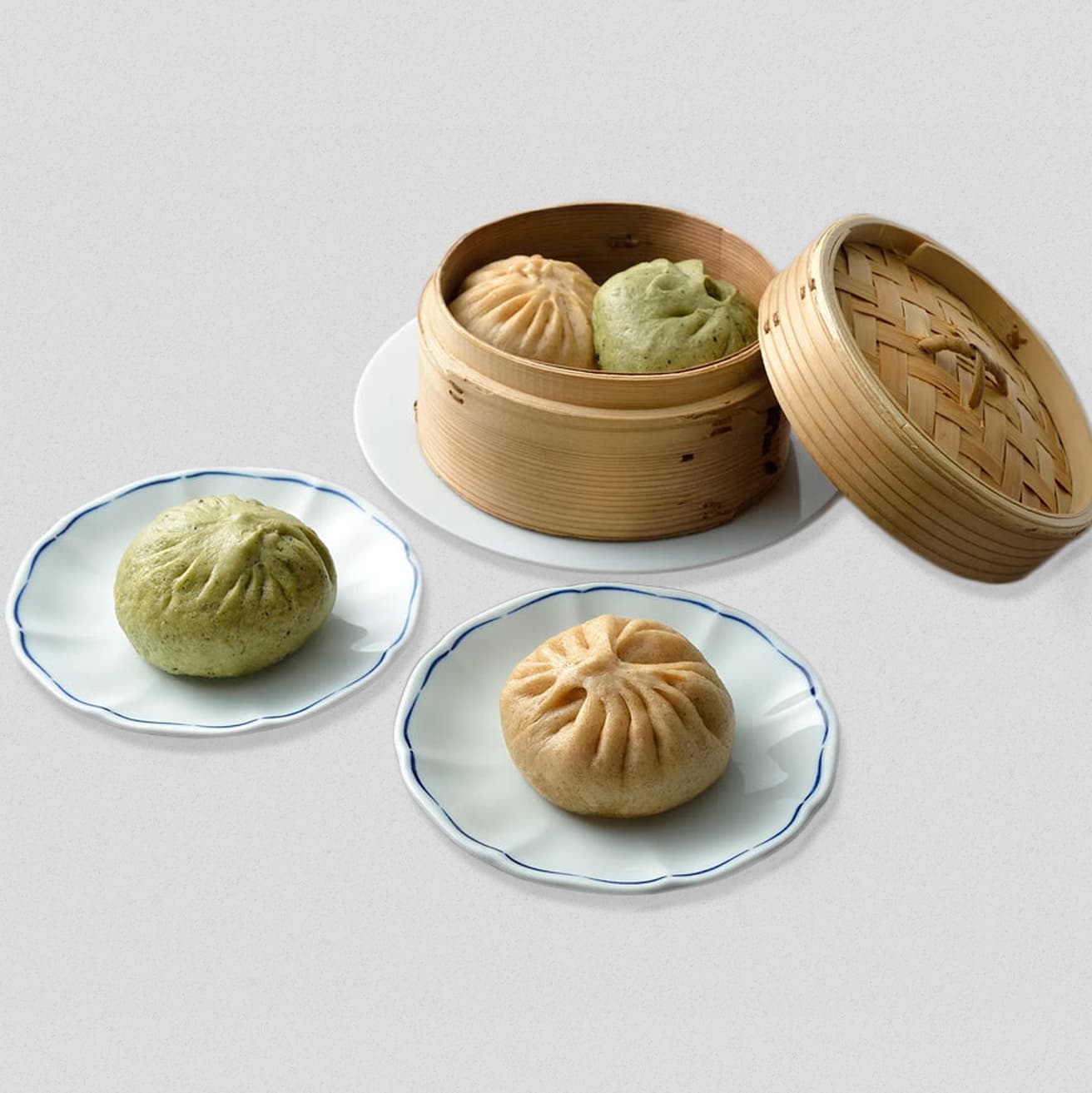 右・肉包（ブタマン）、左・菜包（ベジマン）。蒸篭で約15分蒸せば熱々、生地はフッカフカに！　賞味期限：冷凍で1ヶ月。