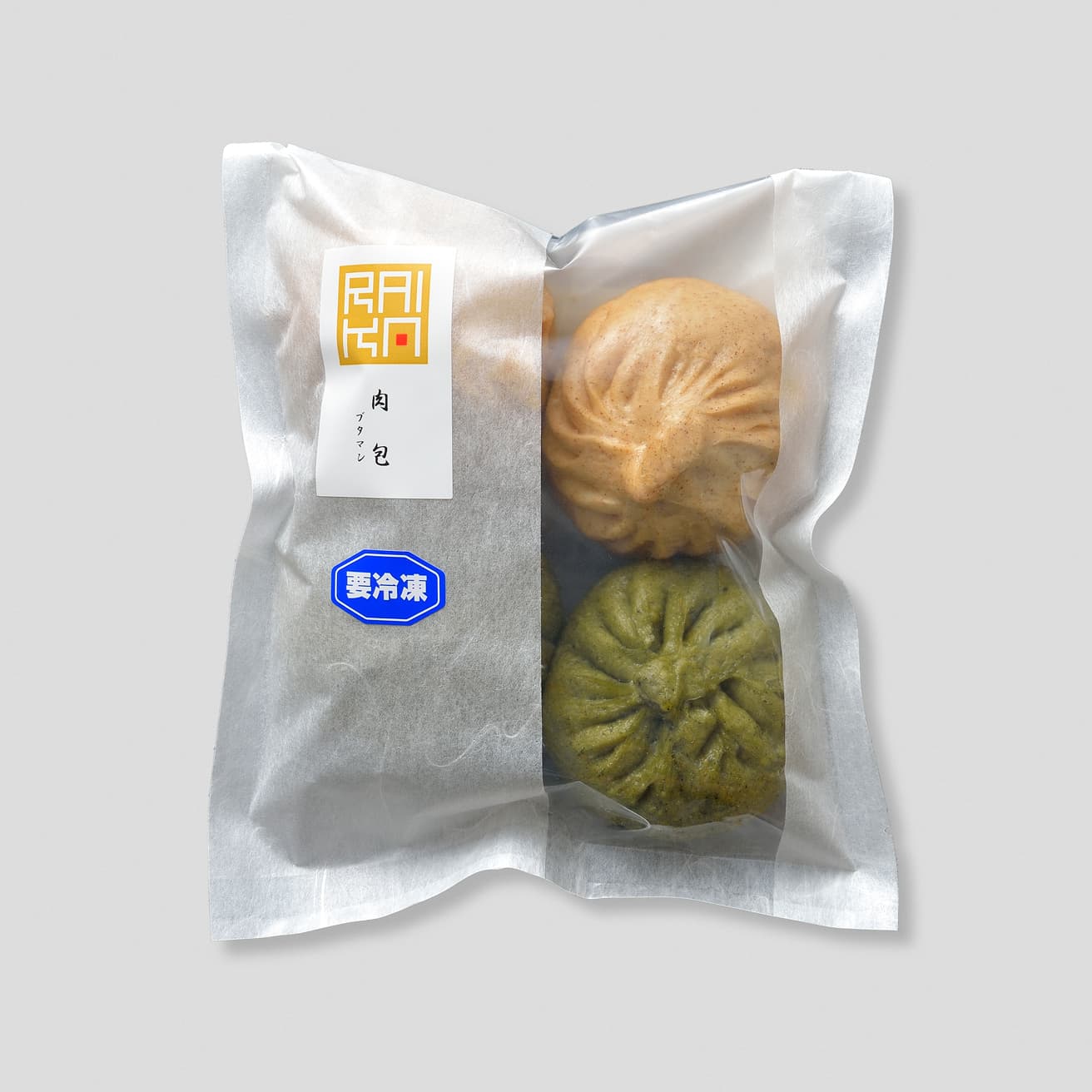 冷凍なので日持ちも安心。4個入り1,512円。青山の店舗のほかオンラインで販売。●〈中国料理 礼華青鸞居〉東京都港区南青山2-27-18パサージュ青山1F TEL 03 5786 9399。11時30分〜15時、17時30分〜22時30分。無休（年末年始休）。