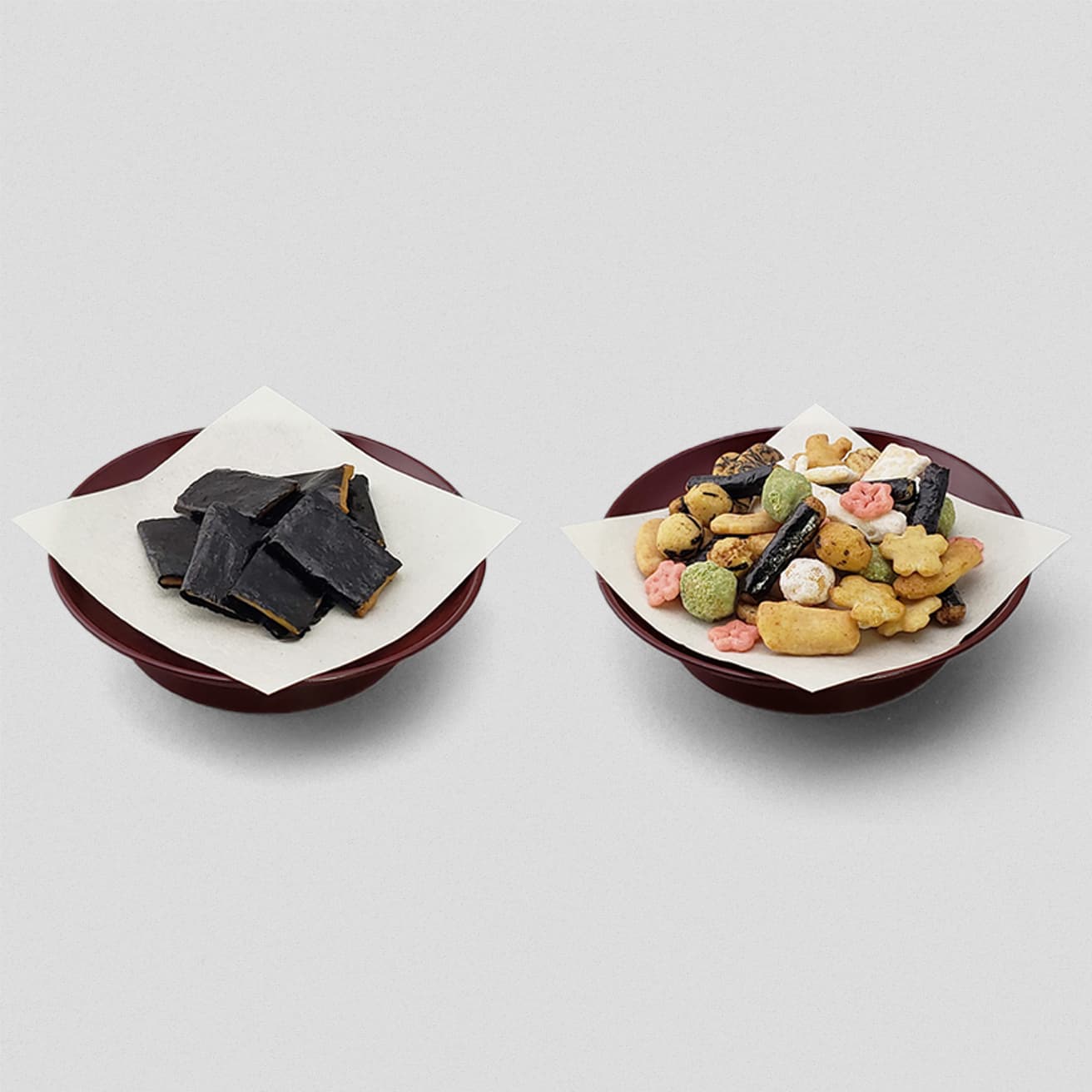 左・「京にしき」はツヤツヤの海苔とあられのパリパリ、サクサクとした軽快な歯ごたえがみごとで、ついついエンドレスに。右・醤油味だけでなく甘・辛・酸とさまざまな味わいでこれまた後をひく「一口あられ」。賞味期限：未開封で30日間。