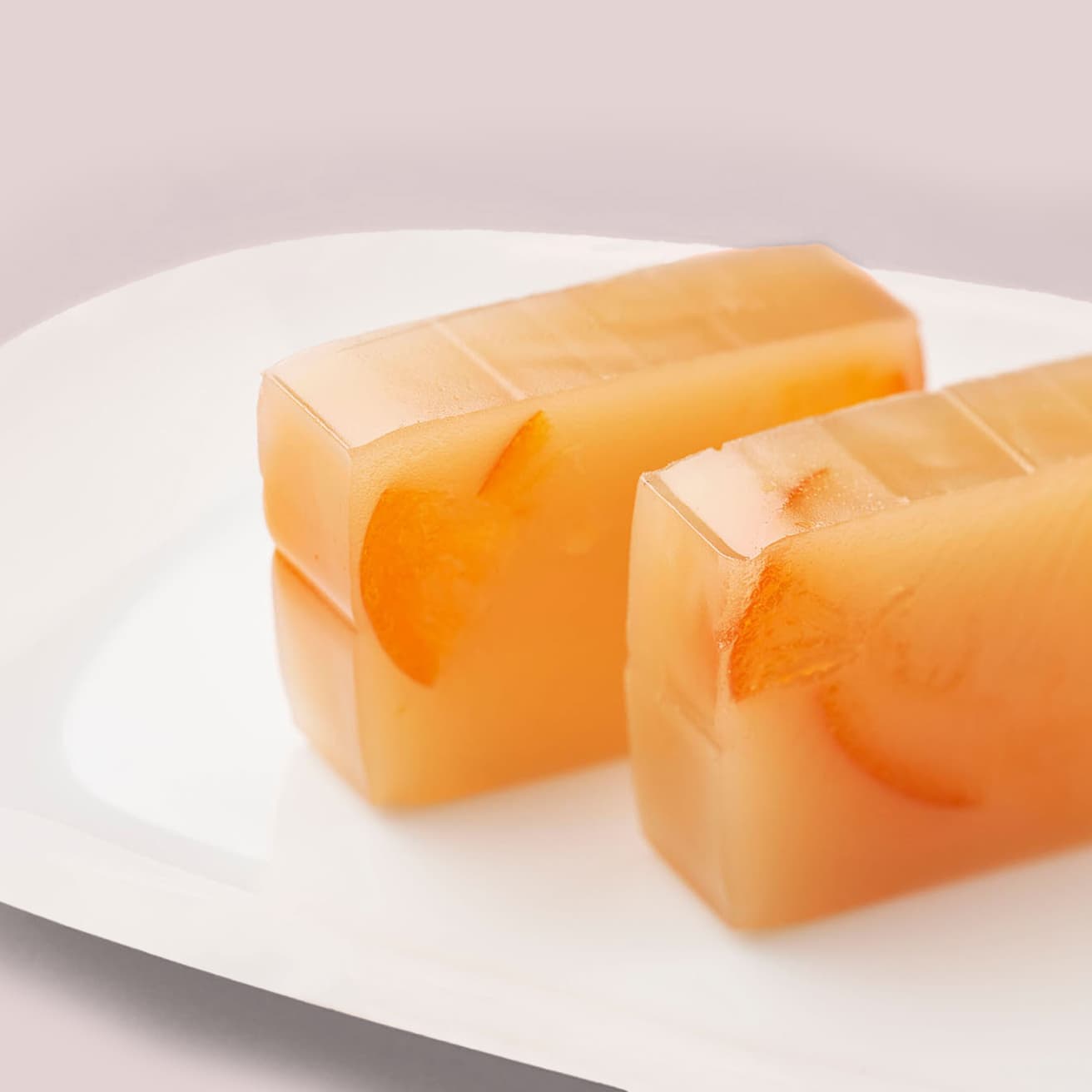 金柑の瑞々しい香りに心奪われ、爽やかな酸味と白小豆の清らかな余韻にうっとり。《赤坂塩野×The Okura Tokyo 金柑羊羹》410g 4,400円。賞味期限：2ヵ月前後。