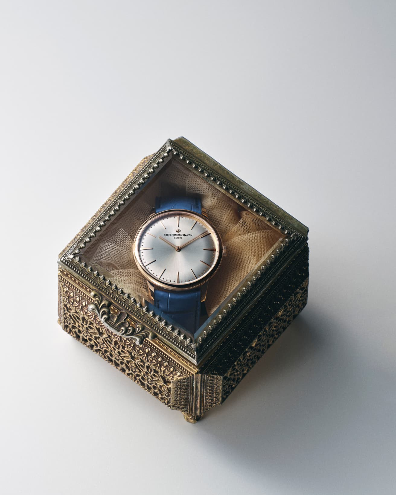 《PATRIMONY MANUAL WINDING》39mm、手巻き。ピンクゴールド製ケース。アリゲーターレザー。3,740,000円。