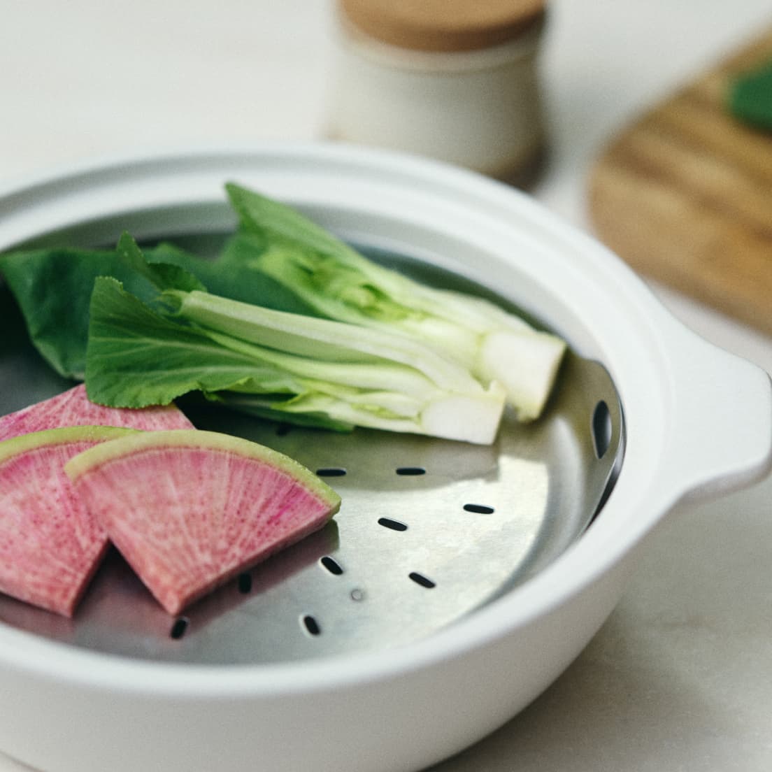 鍋本体に水を入れて別売りのスチームプレートをセットすれば、蒸し野菜などのスチーム料理も簡単。この季節に欠かせない肉まんもふっくら。