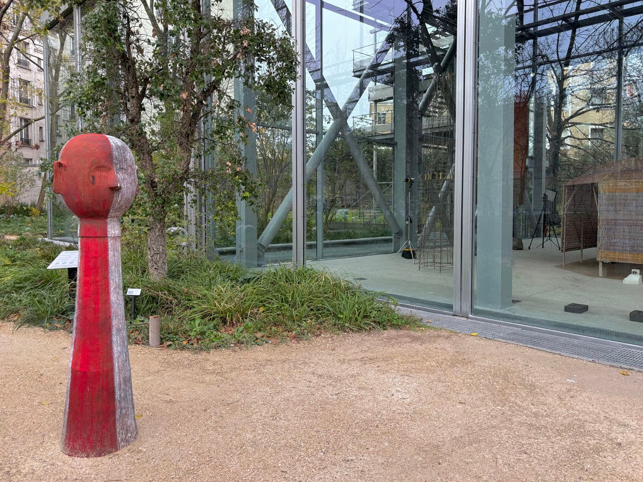本館との間のガーデン部分にも作品が点在する。左の彫刻は《Naza Battu》2023年。　photo_Megumi Yamashita
